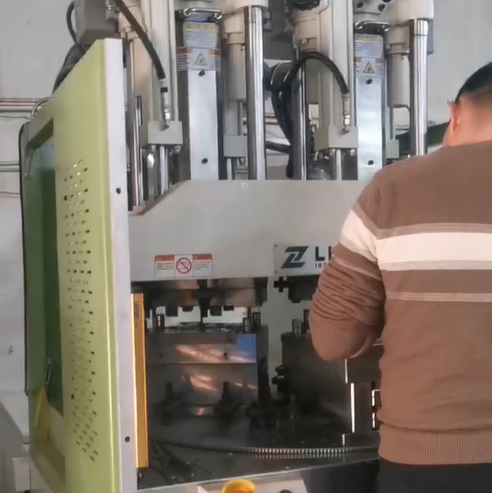 Mlticolor vertical injection molding machine