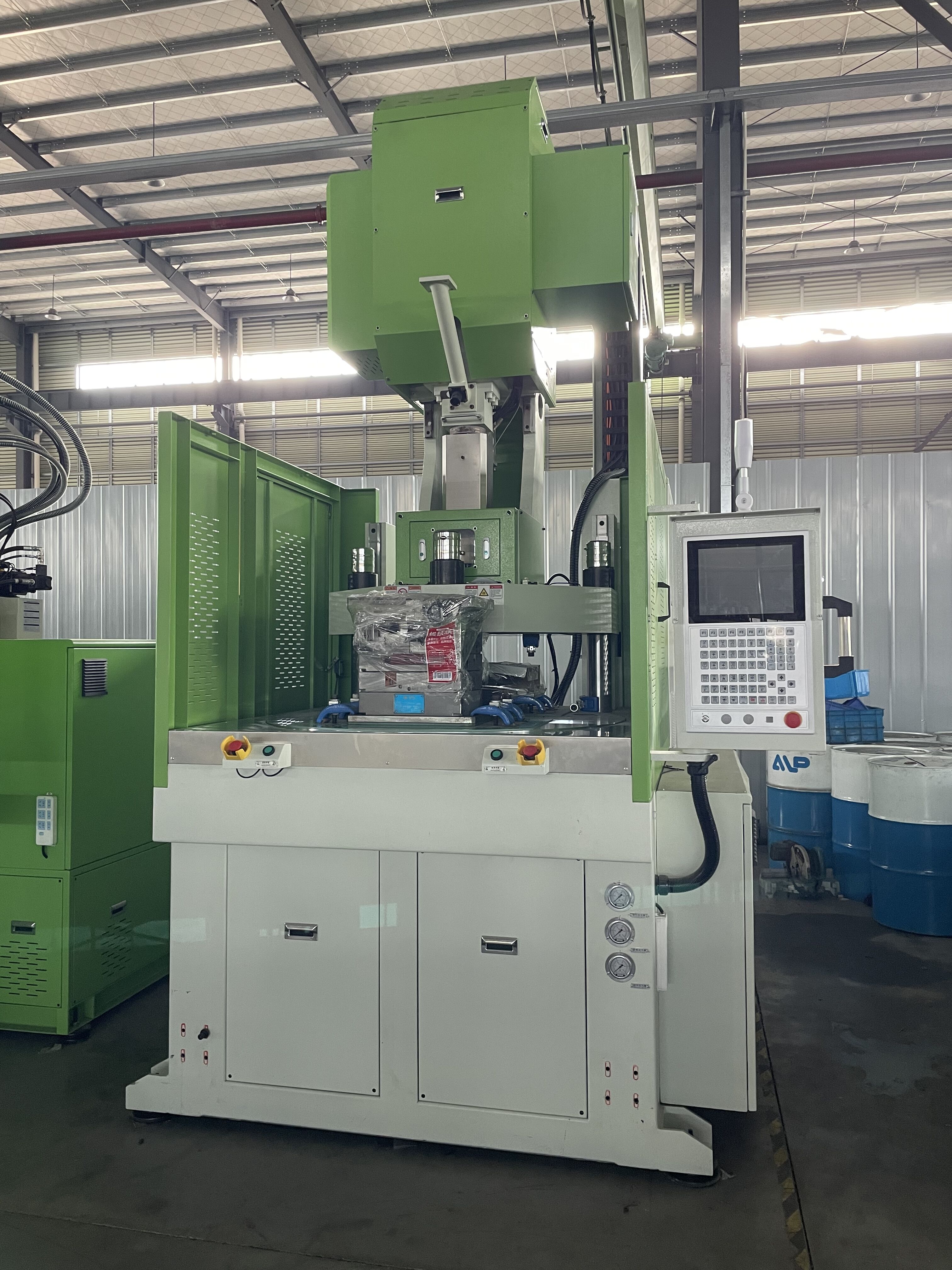 hybrid injection moulding machine vertical injection