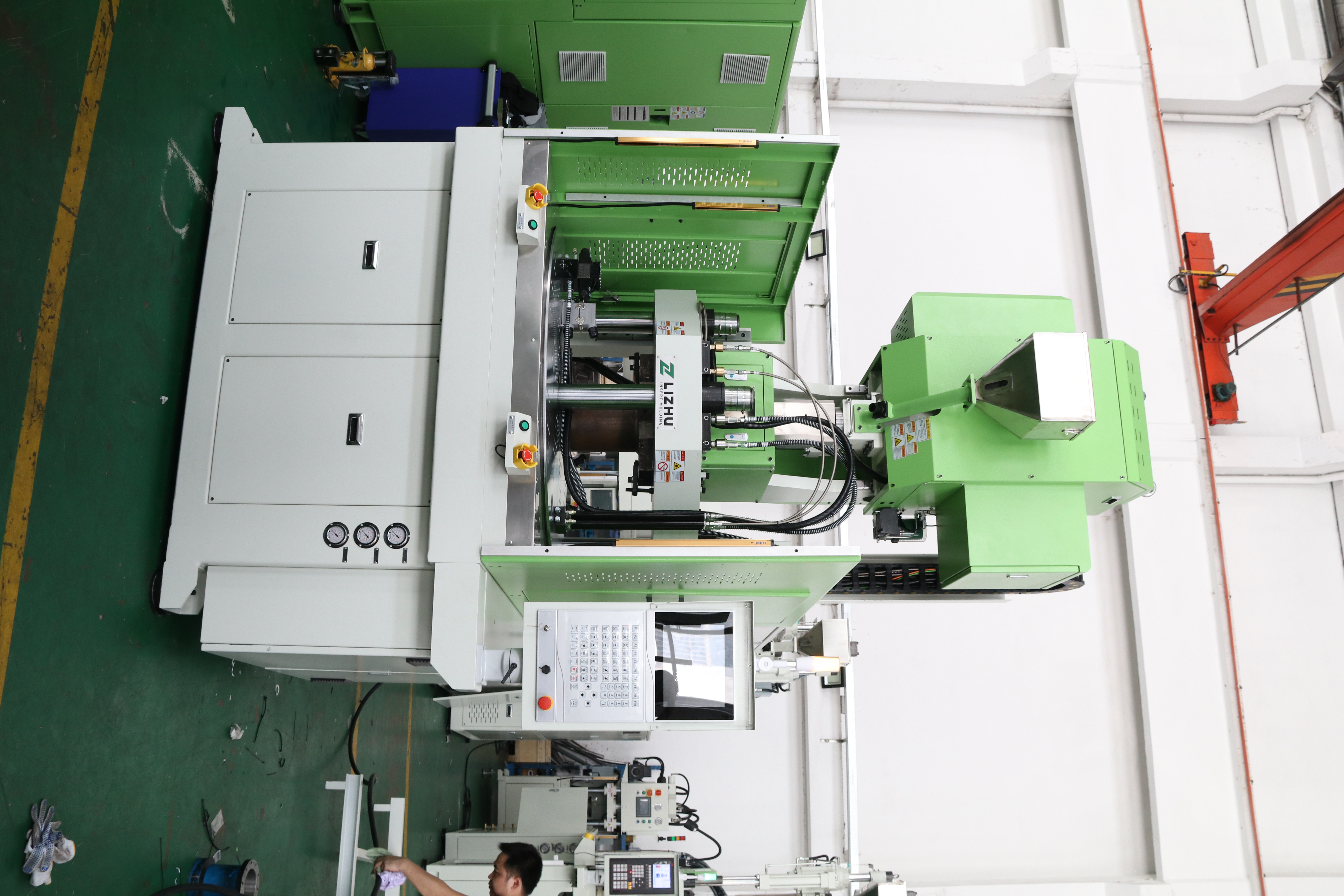 Vertical injection molding machine medical injection molding machine