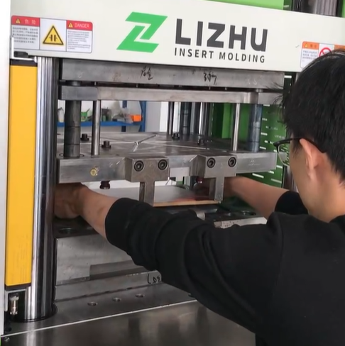 Vertical injection molding machine with fixed table for cutting board