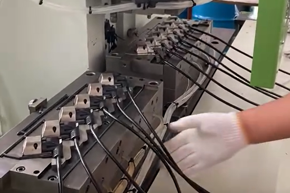 ケーススタディ — PVC電源コネクタプラグ生産用成形ソリューション