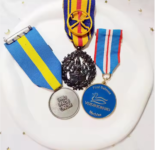 Kunšanský závod v Číně, výrobce, vlastní medaile s potiskem, módní stuha, vlastní kovová medaile