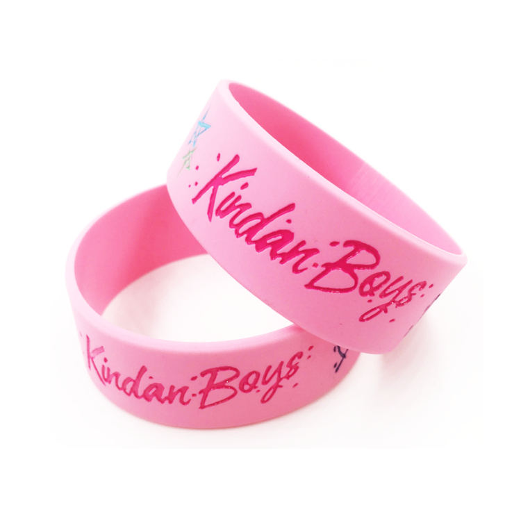 Прилагођене силиконске наруквице насупрот обичним тракама