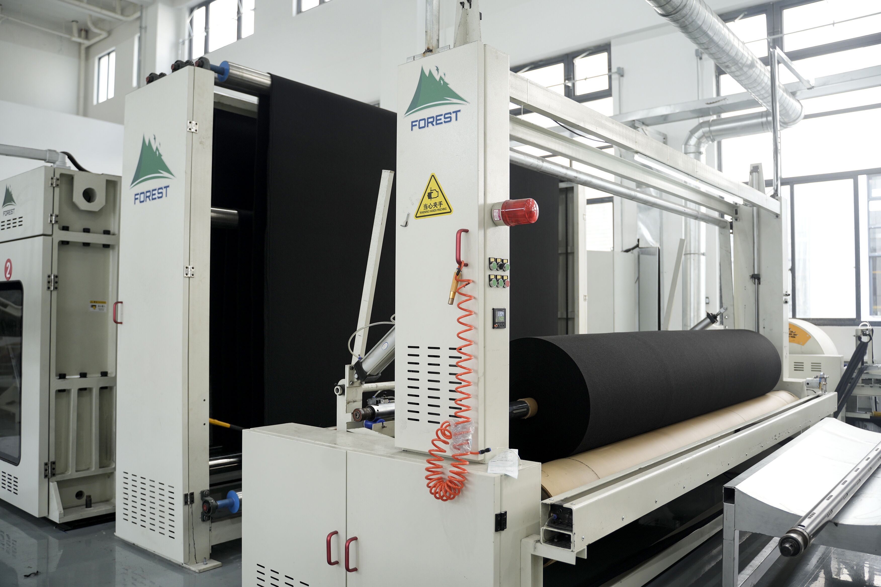 Suzhou Forest: Needefinéierung vun der Herstellungsprozess vun akustesche Platten duerch eegestänneg Ausstattung an integréierter Fuorschung a Entwécklung