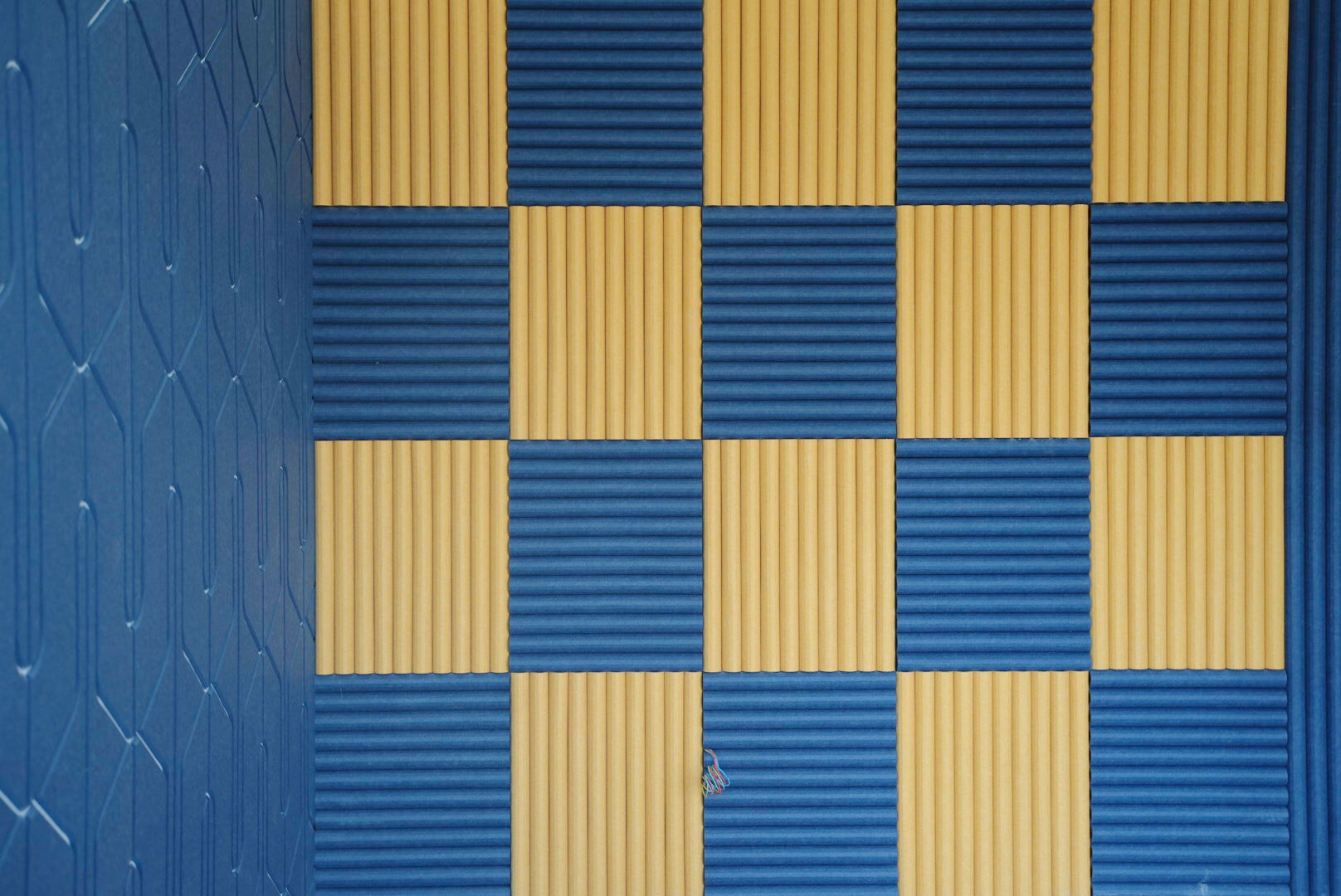 Syntynyt teollisiin tiloihin: Forestin räätälöitävät aaltomaiset akustiikkapaneelit kutsumat katsomaan erinomaisuutta