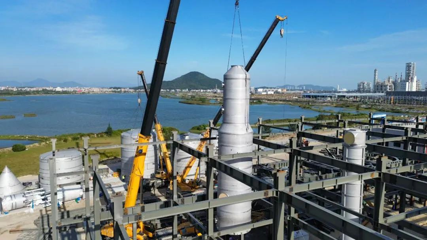 Donghua Energy’s 10,000-ton Carbon Fiber Project (E+P): Successful Installation of Drying System Scrubber and 1,000-cubic-meter Silos for Powder Conveying System