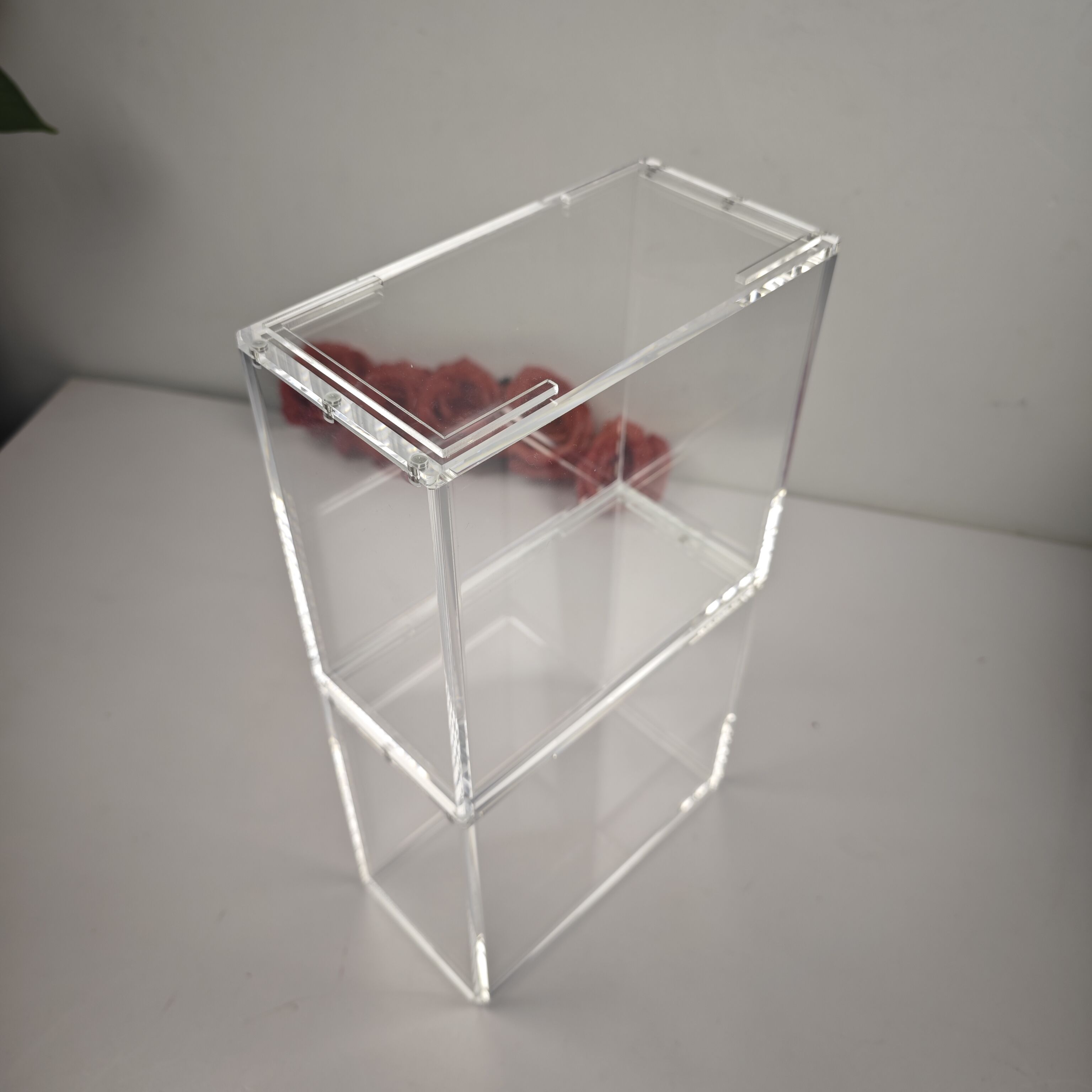 กล่องอะคริลิกใสแบบมีแม่เหล็ก สามารถซ้อนกันได้ ความหนา 8 มม. + 5 มม. พร้อมระบบปิดผนึกด้วยแม่เหล็ก เหมาะสำหรับกล่องบูสเตอร์โปเกมอน (Pokémon Booster Box)