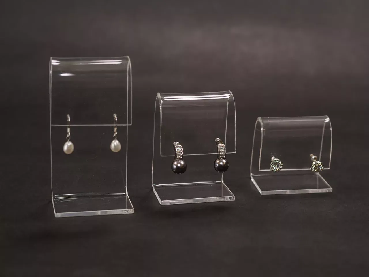 Como as bandejas acrílicas apoiam a organização de exibições no varejo e na hotelaria?