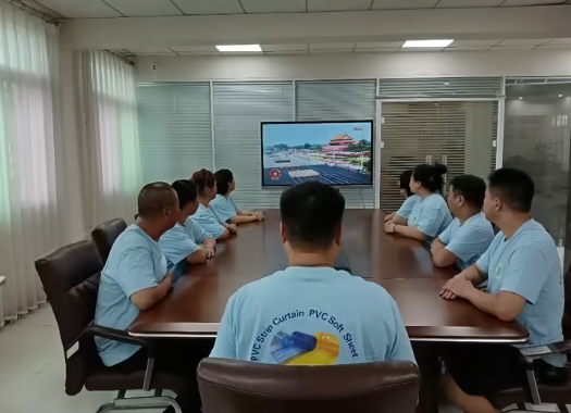 Nossa empresa organizou os funcionários para assistirem à cerimônia comemorativa que marca o 80º aniversário da vitória na Guerra de Resistência do Povo Chinês contra a Agressão Japonesa e da Guerra Antifascista Mundial.