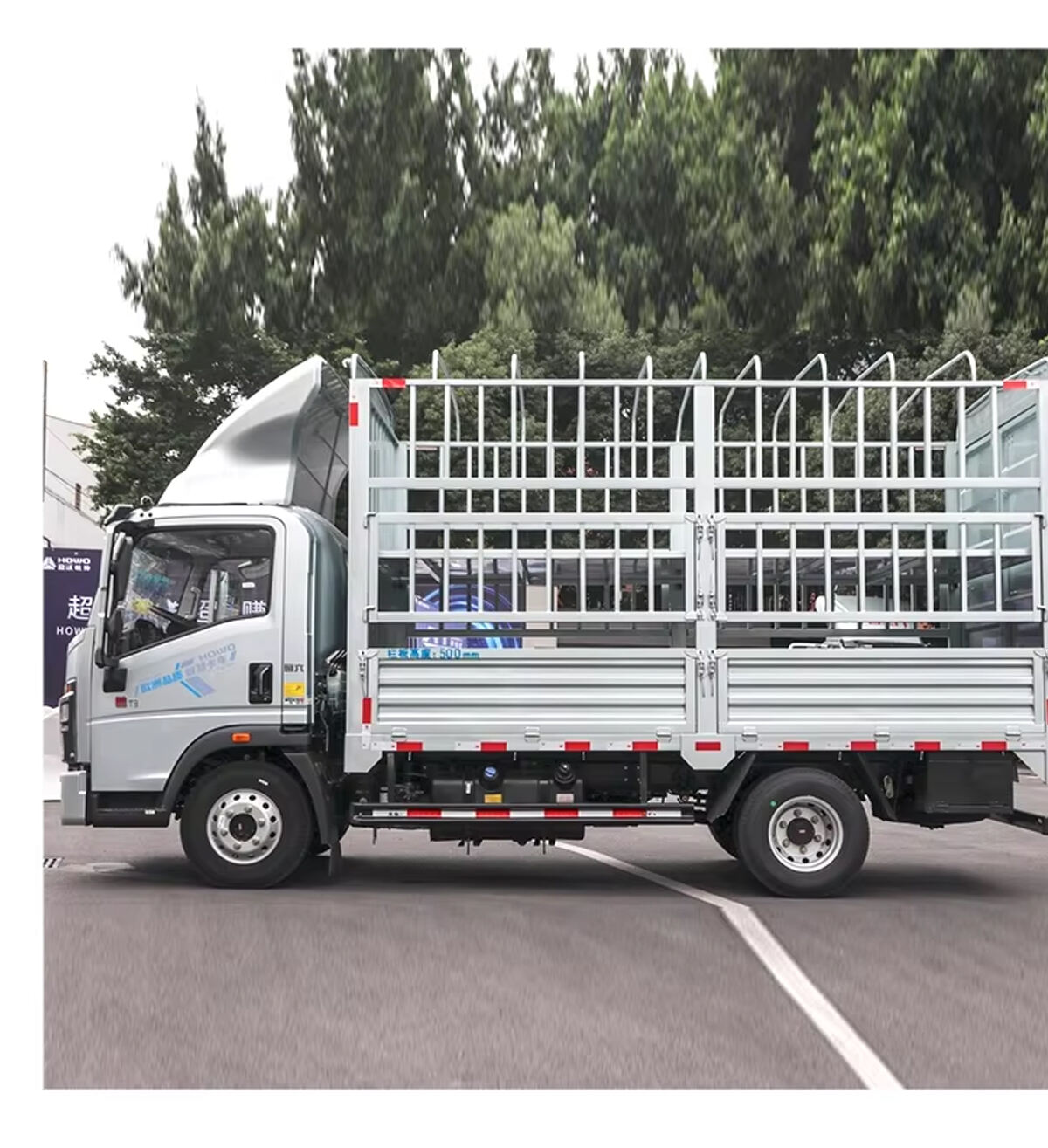 Best Quality Sino Truck HOWO 160HP 4.15M WEICHAI diesel fuel Light Cargo Truck Fence Lorry Truck manufacture