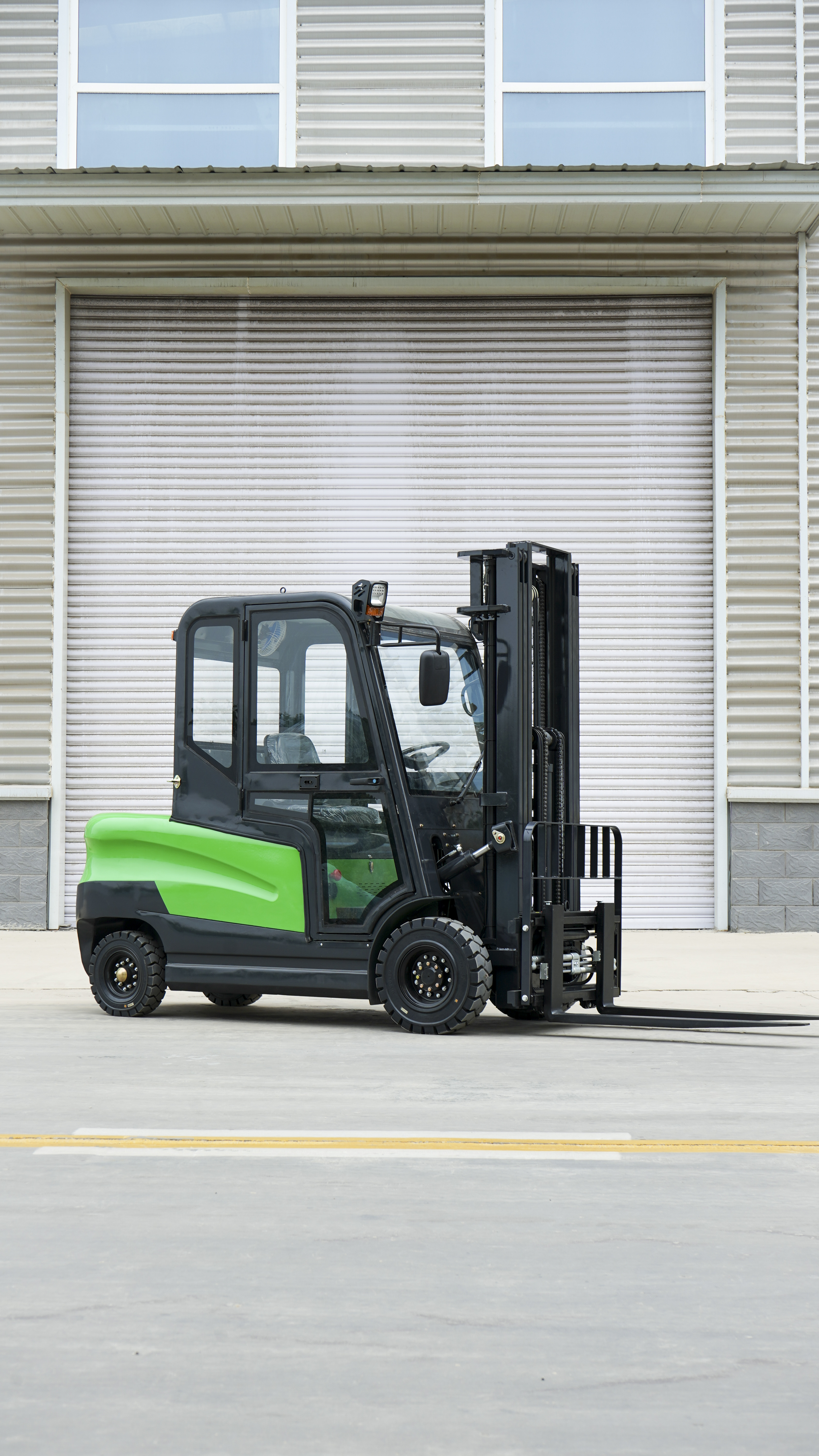 How Piggyback Forklifts Enhance Safety in Material Handling Operations