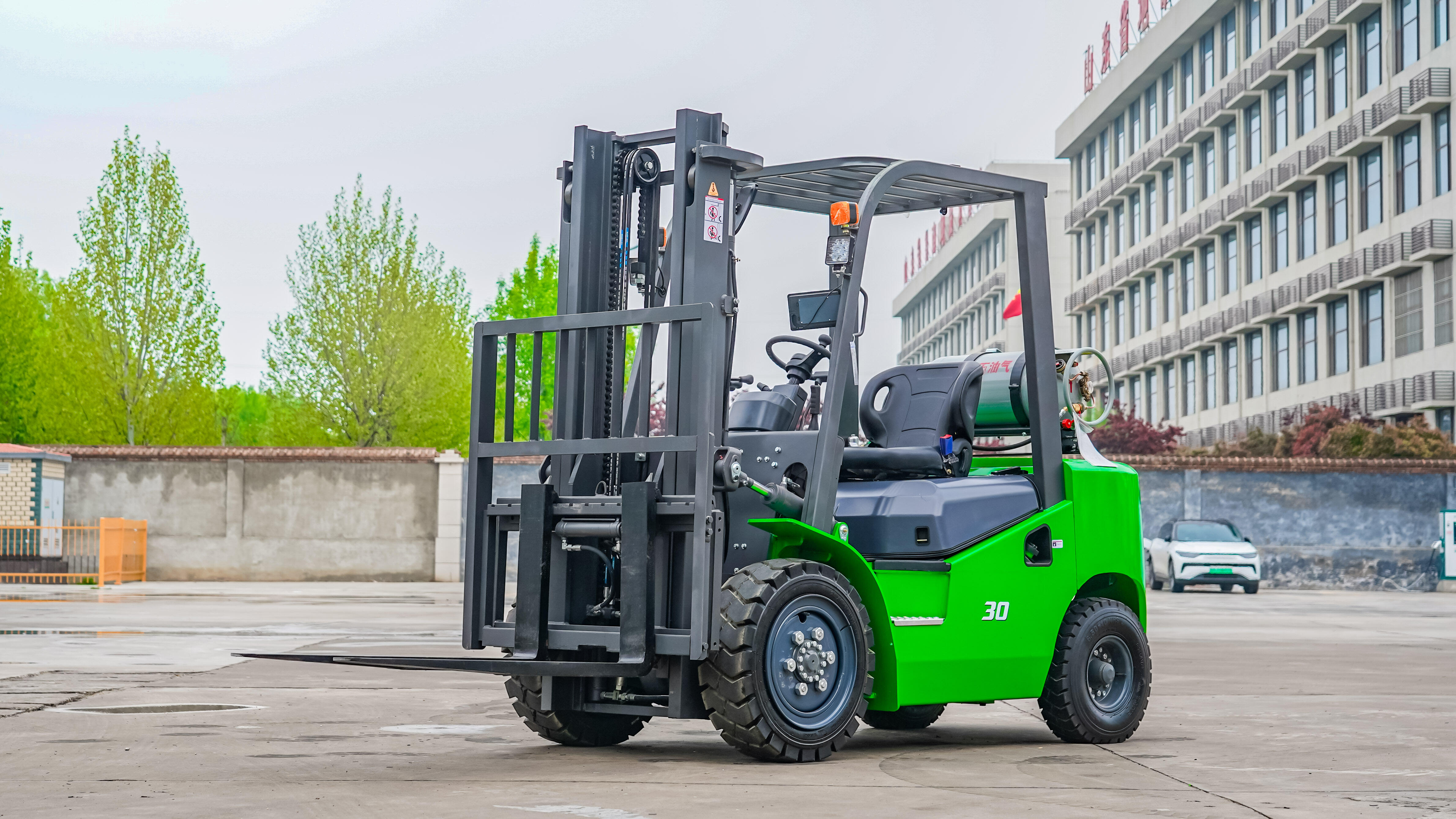 What Are the Key Features of High-Quality Small Rough Terrain Forklifts?