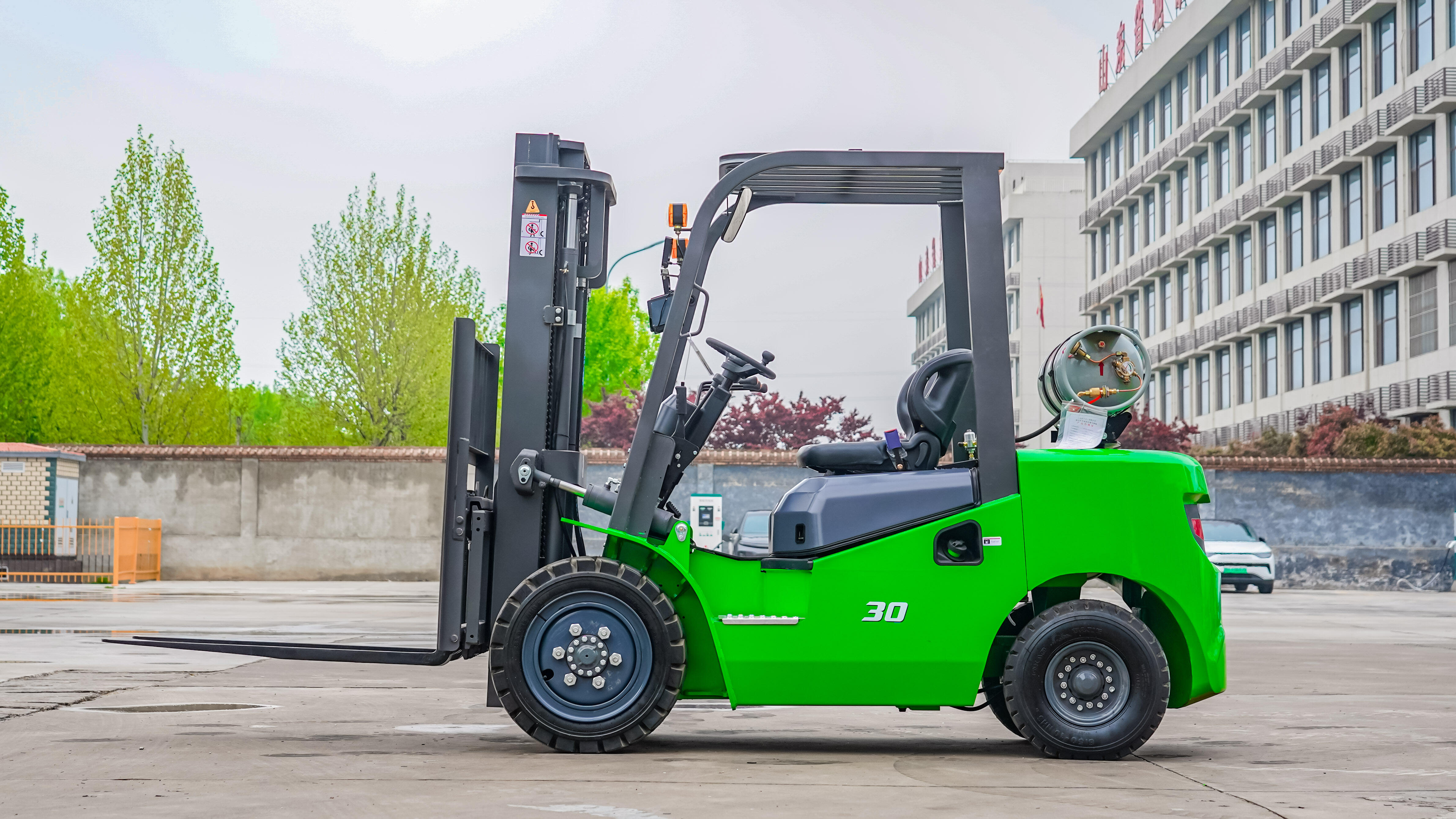 Common Usage Issues with Small Rough Terrain Forklifts and How to Overcome Them