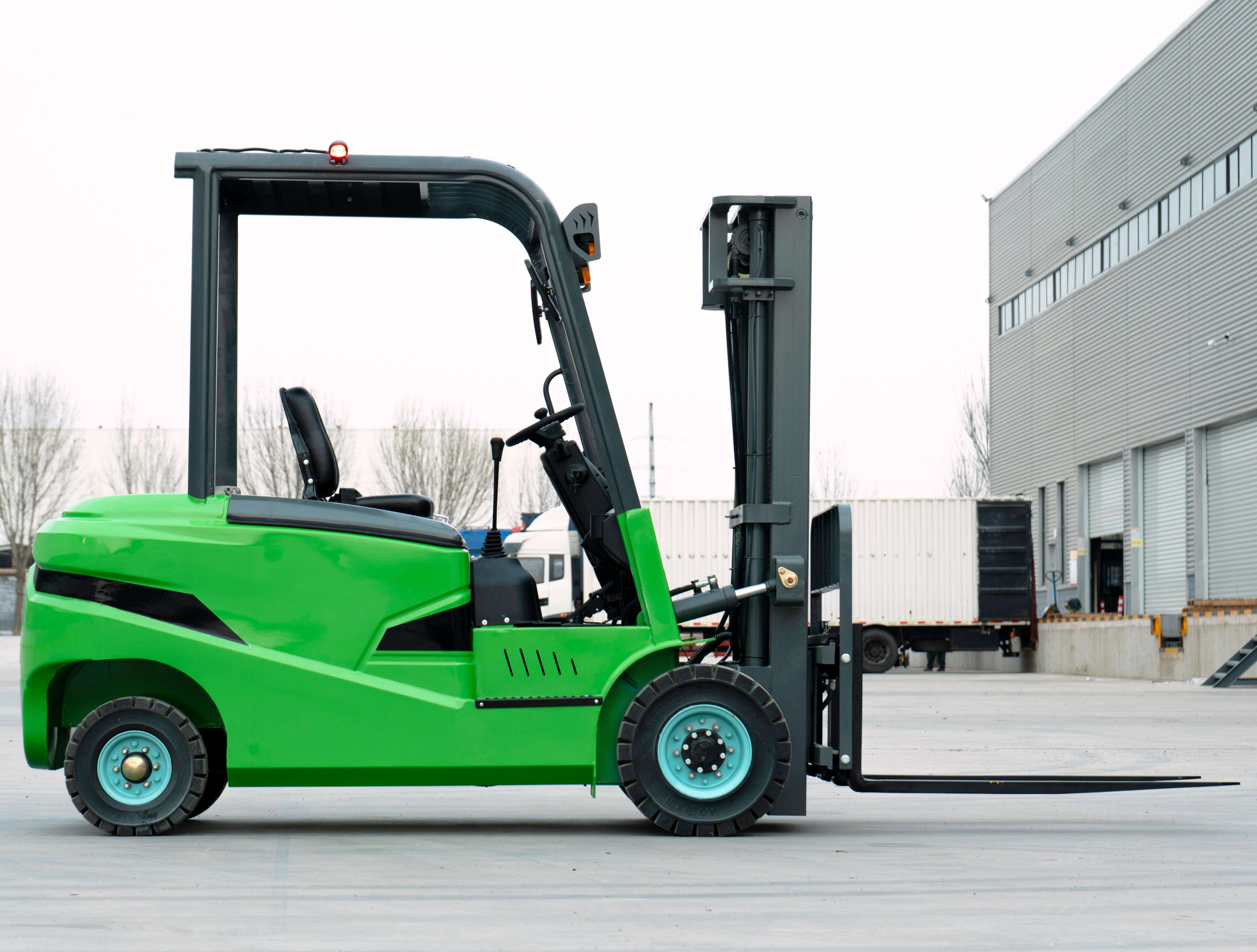 What Makes Reach Stacker Forklifts Ideal for Port Operations?