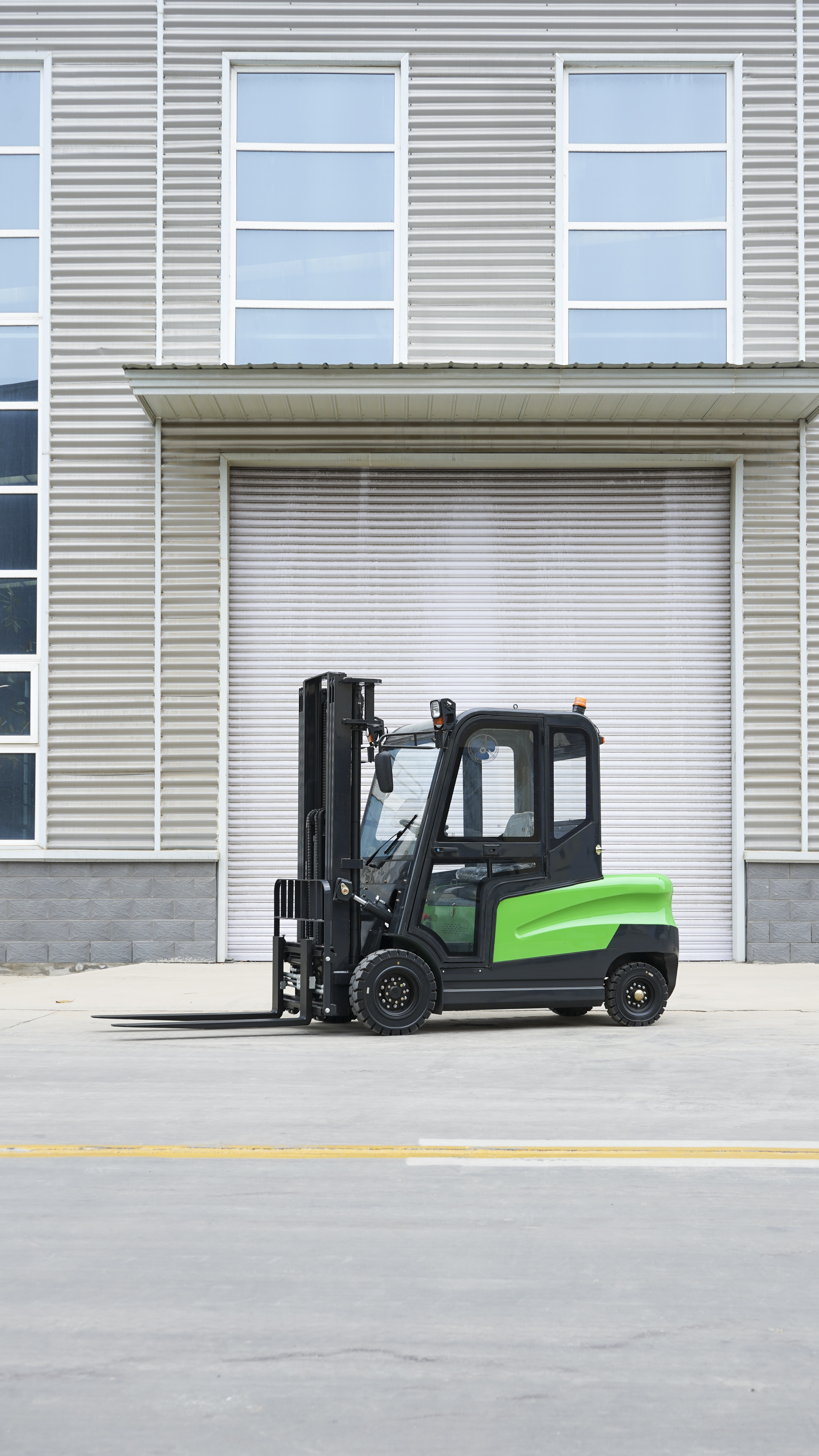How Hi Lo Forklifts Improve Warehouse Efficiency and Productivity