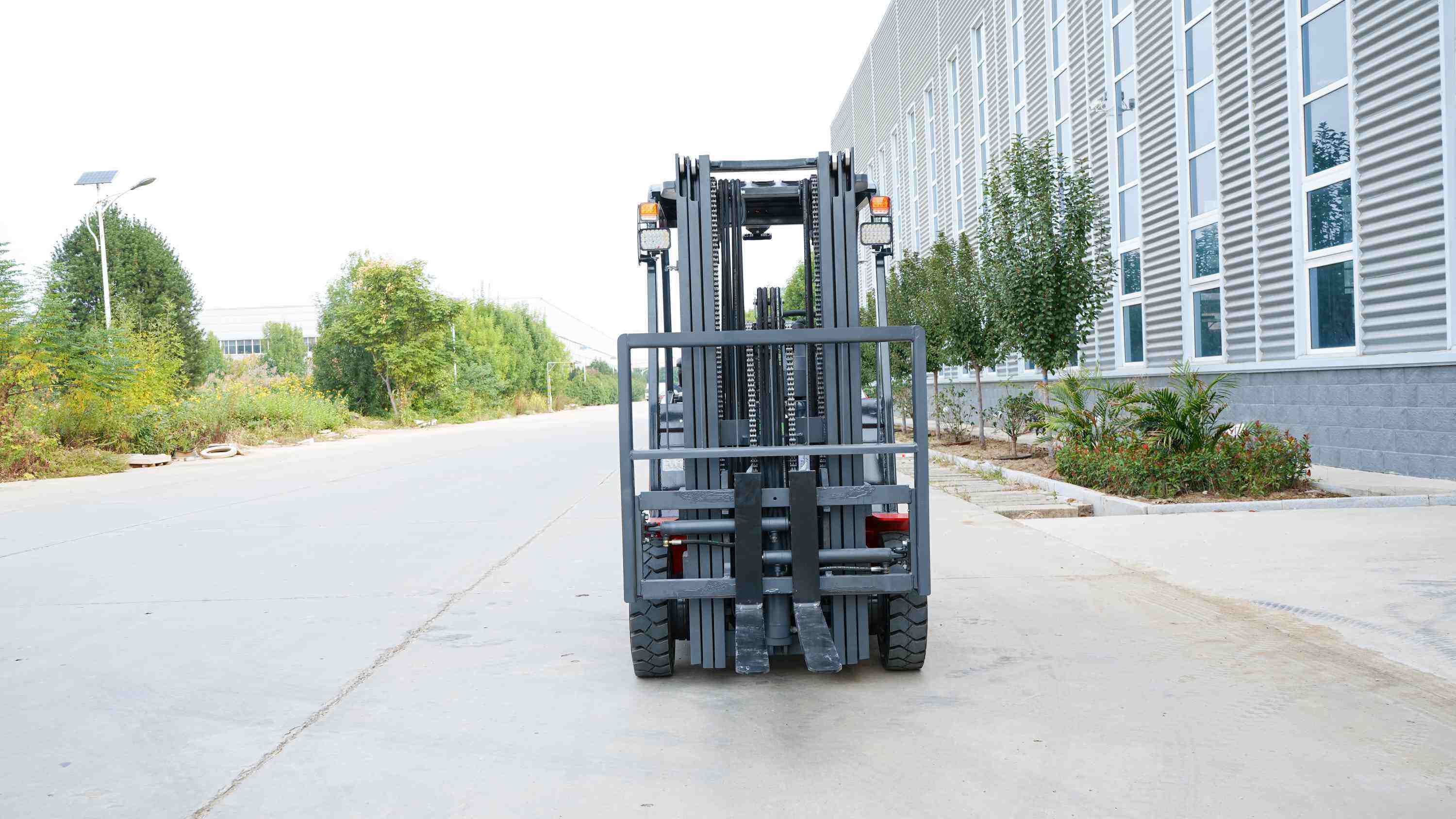 What Makes a 4 Wheel Forklift the Best Choice for Industrial Use?
