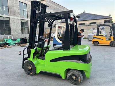 An old American customer repurchases six electric forklifts