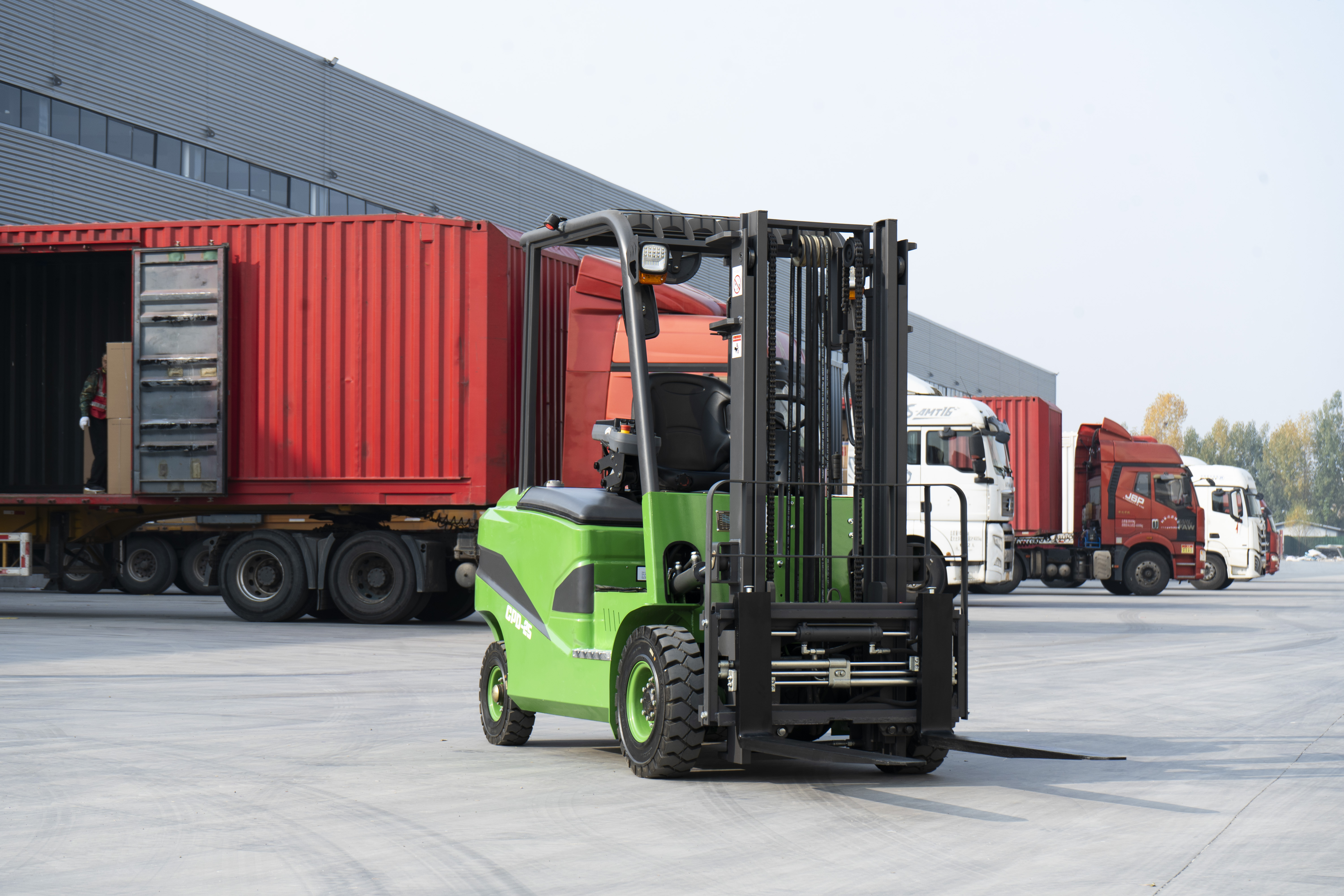 What Are the Key Advantages of Electric Counterbalance Forklifts Over Gas Models?