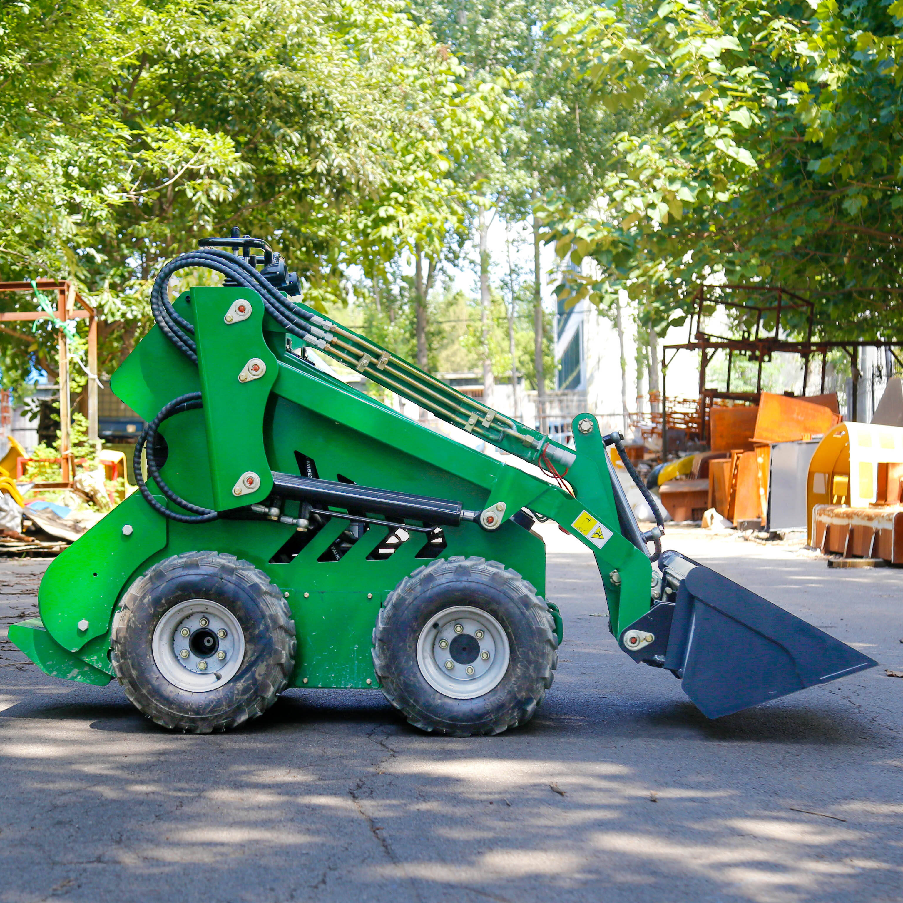 Great Value Skid Steer Loader 330 Green Wheel Turning in Place Good Sale