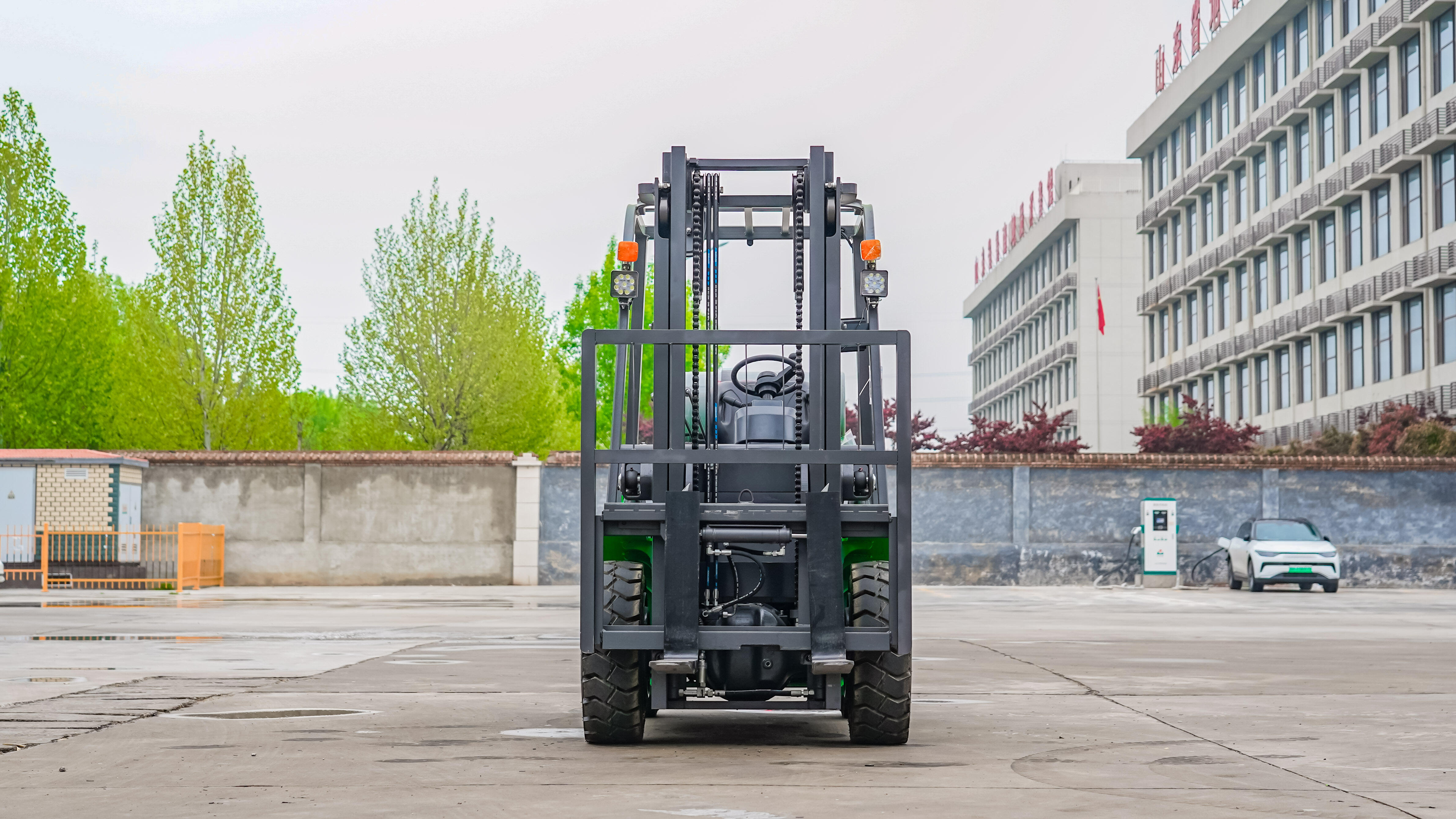 What Are the Benefits of Investing in a 5 Ton Electric Forklift?