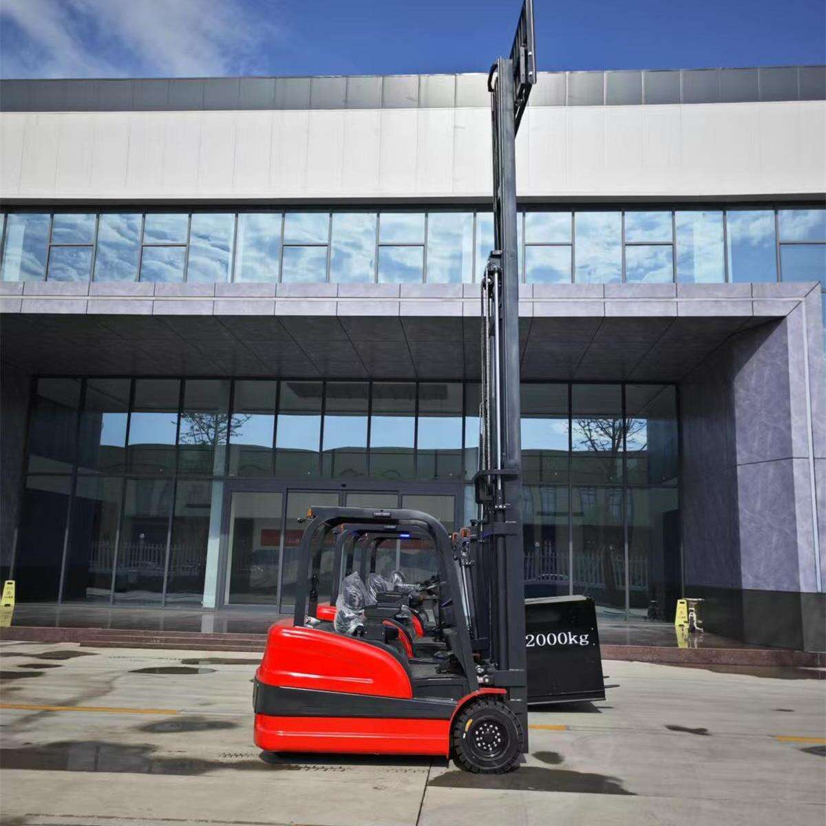 Electric forklifts shuttle in various industries