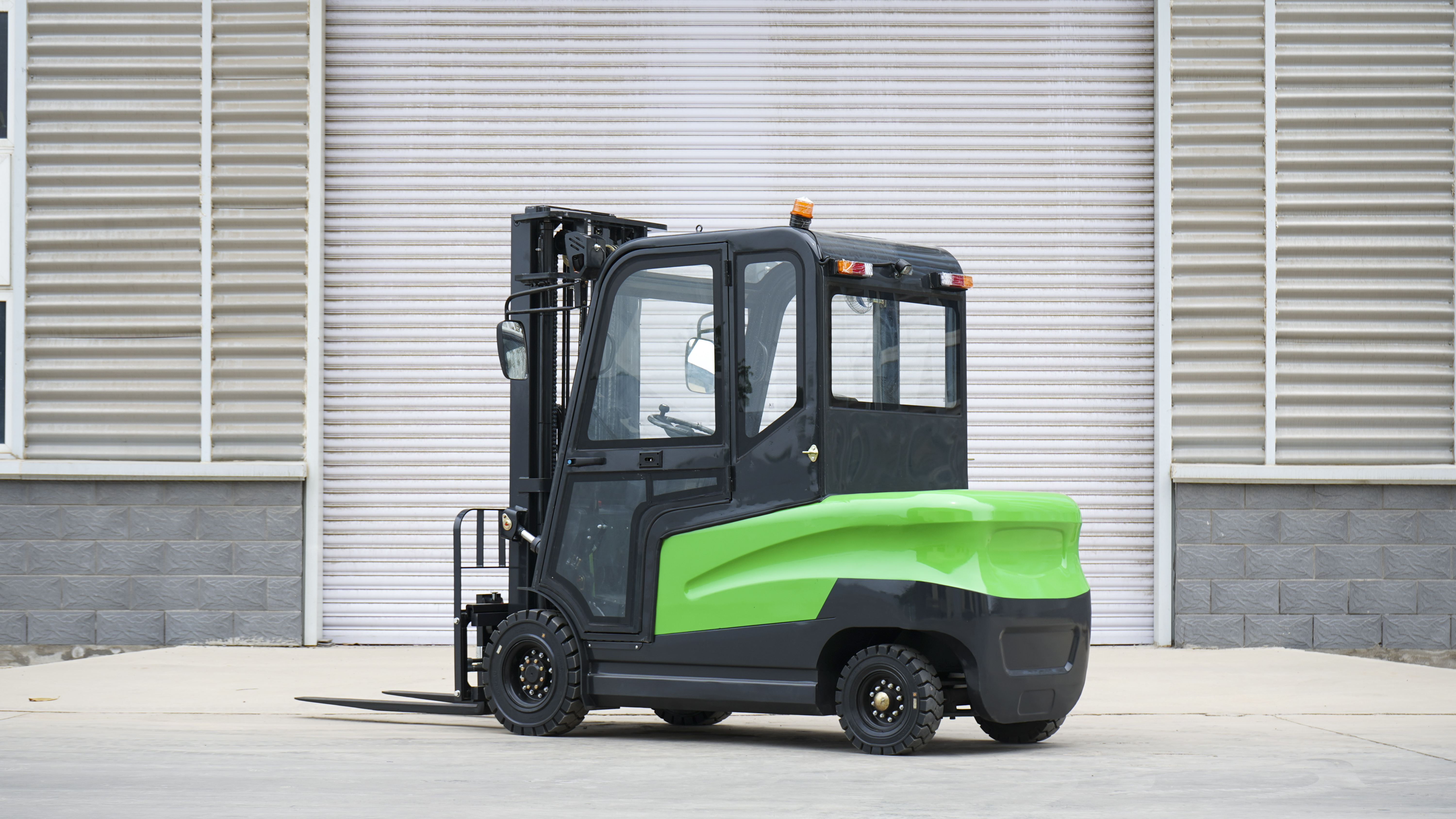 How to Choose the Right Side Loader Forklift for Your Business Needs