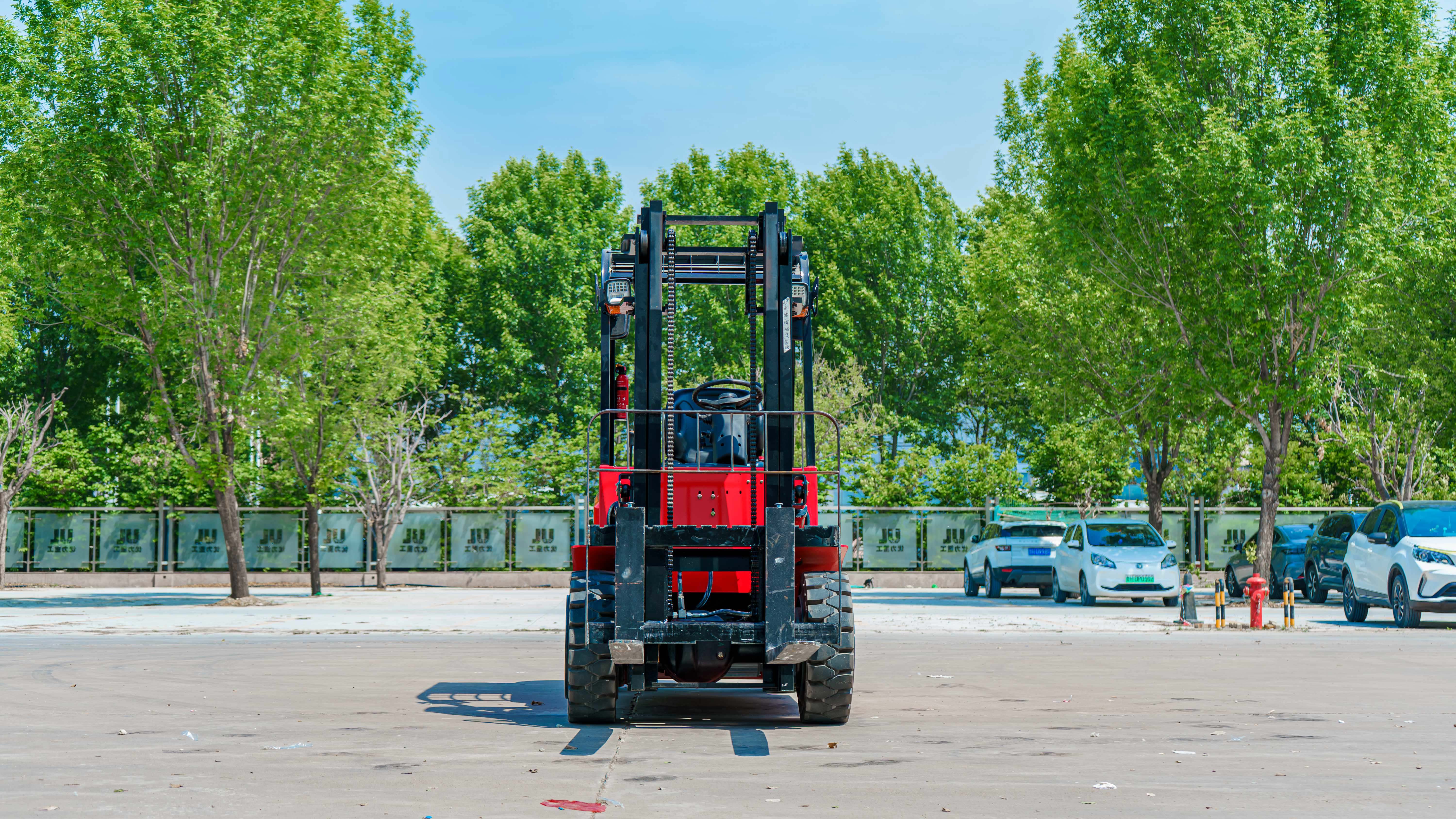 How to Maximize Efficiency with the Right Forklift Equipmen