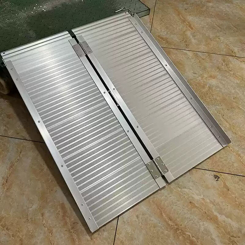 KSM-WR03 rutschfeste Aluminiumklappbare Behinderungsrampe, maßgeschneiderte Fabrik, tragbare Rollstuhlrampe für behinderte Roller