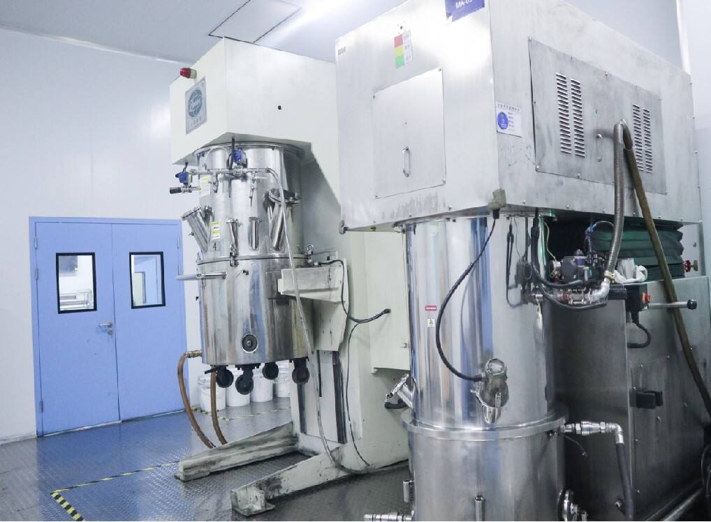 The Raw Materials Are Dispersed And Mixed With AMixer To Make A Stable Slurry