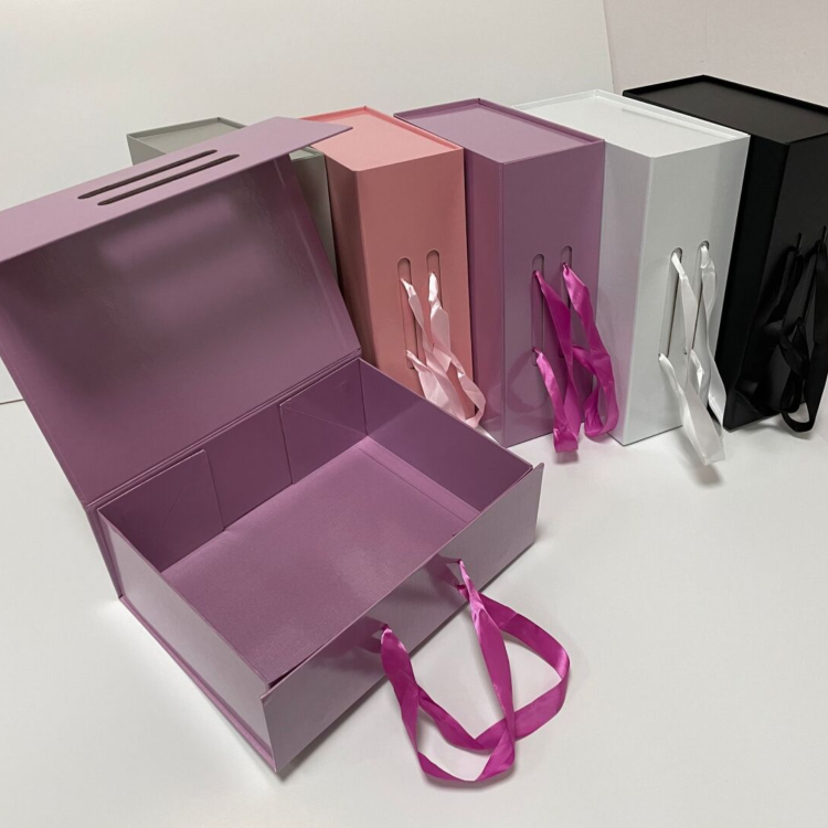 Made of rigid cardboard with a matte finish, the ribbon is made of high-density satin