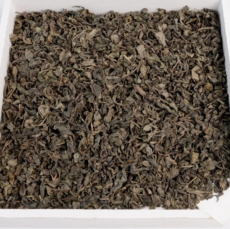 What is the optimal processing temperature for tea leaves in production?
