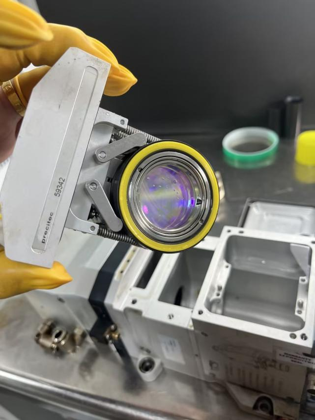 What are the precautions for the installation of laser fiber focusing lenses?