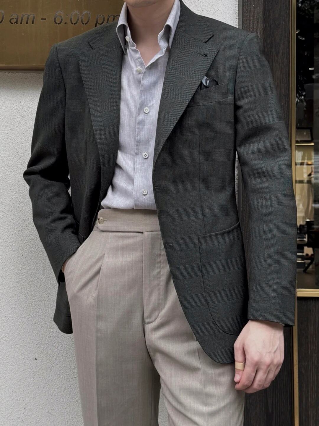 What Defines a Well-Structured Formal Suit for Business Settings?