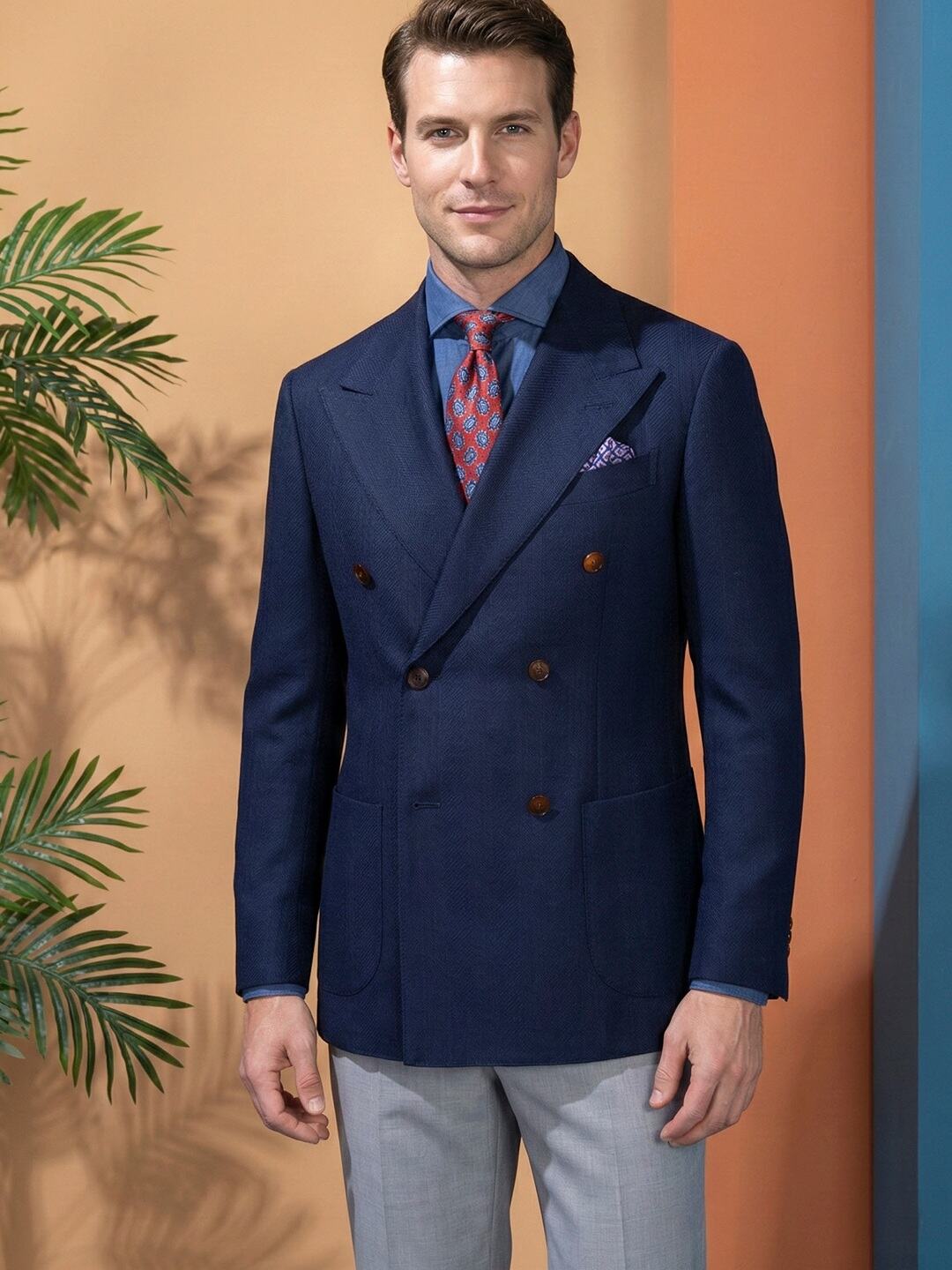 Comment la production en gros de costumes sur mesure permet-elle de réduire les coûts unitaires ?