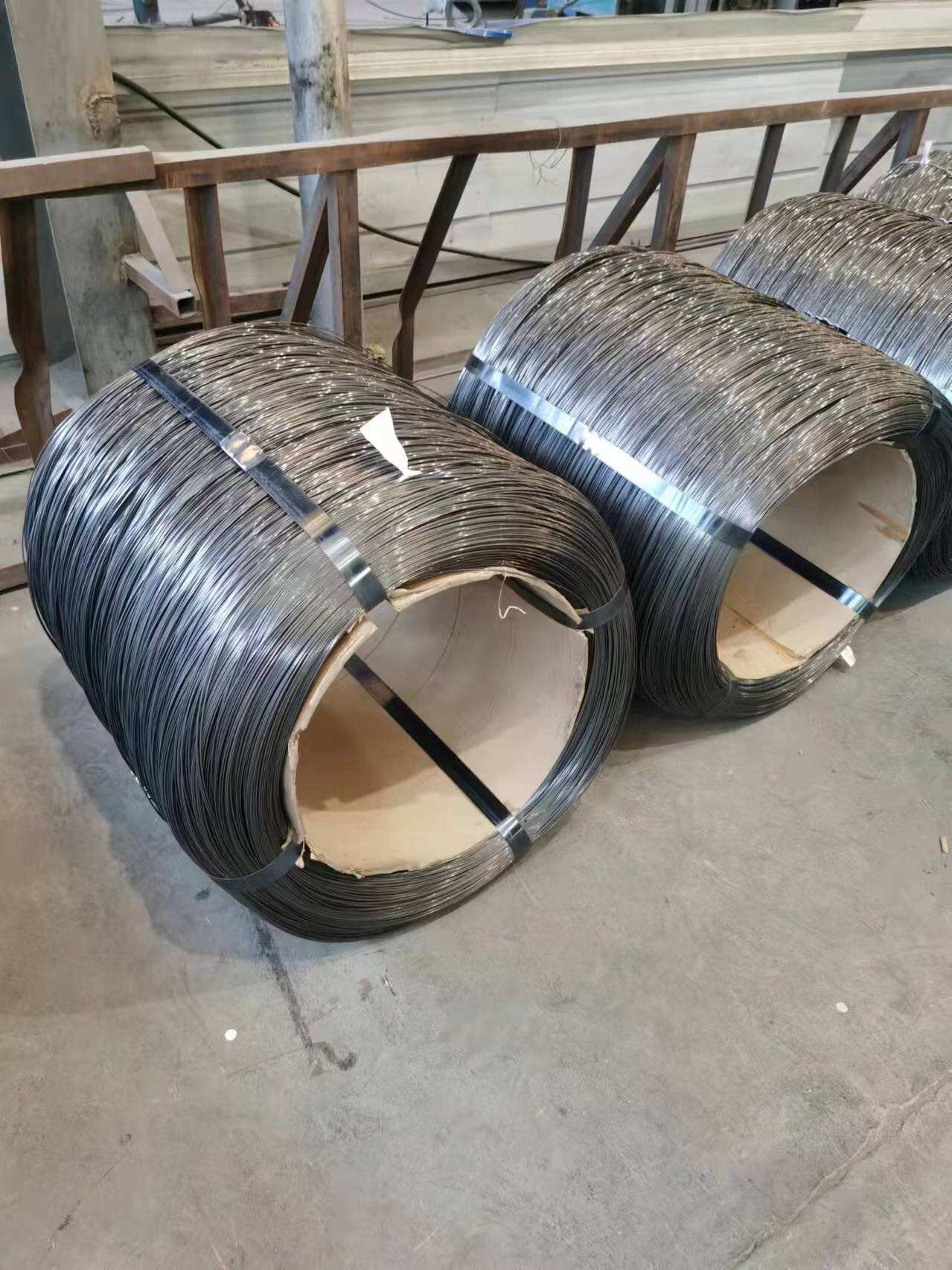 Svart ståltråd: Flexibel och elastisk metallfästningslösning