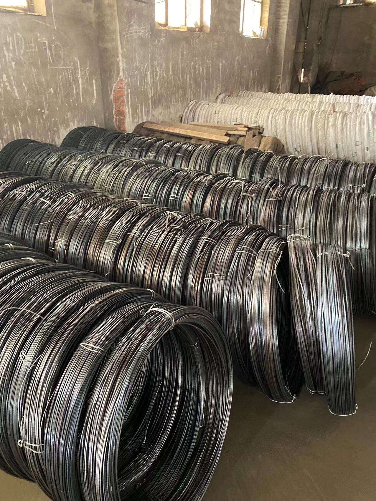 Svart ståltråd: Flexibel och elastisk metallfästningslösning