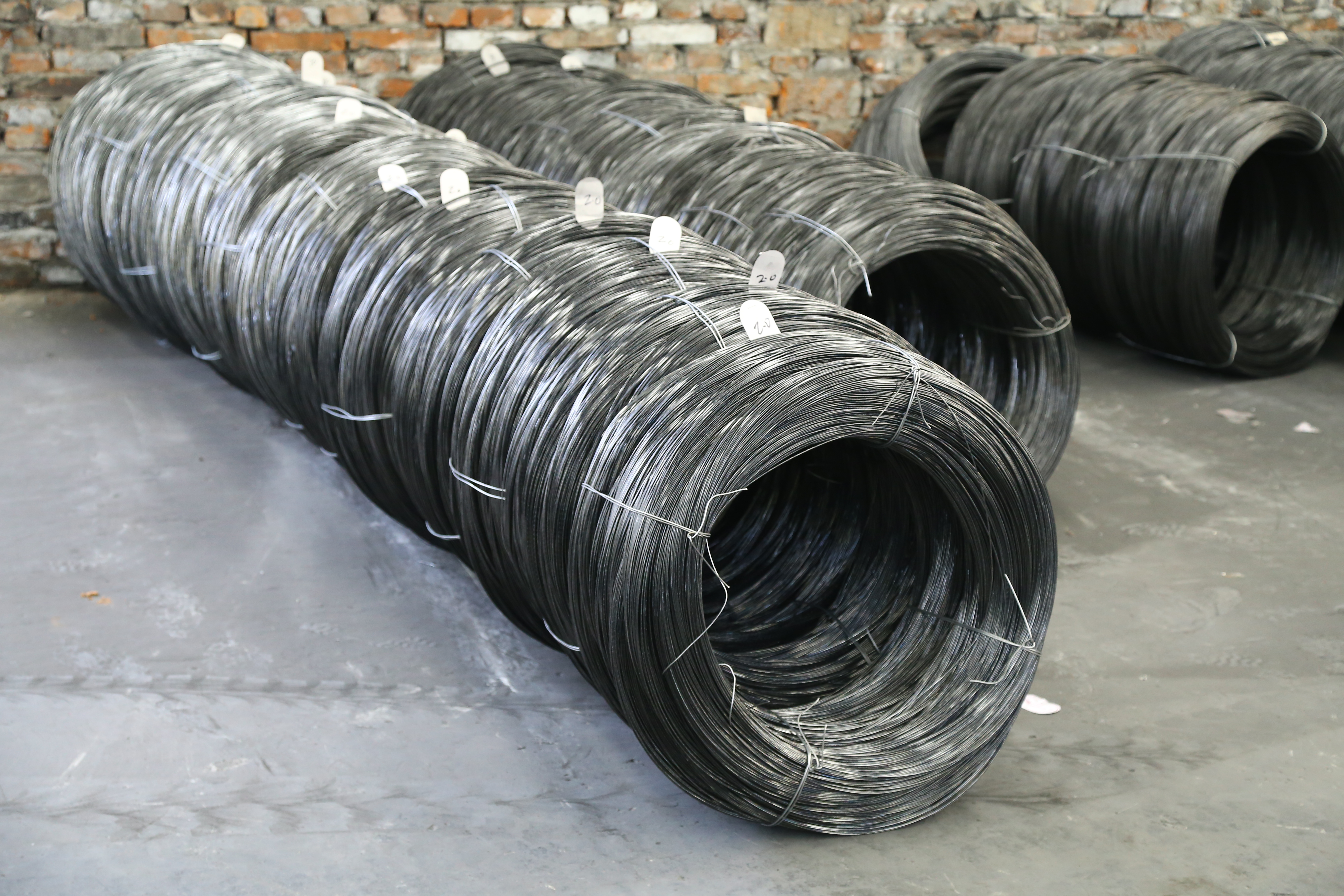 Svart ståltråd: Flexibel och elastisk metallfästningslösning