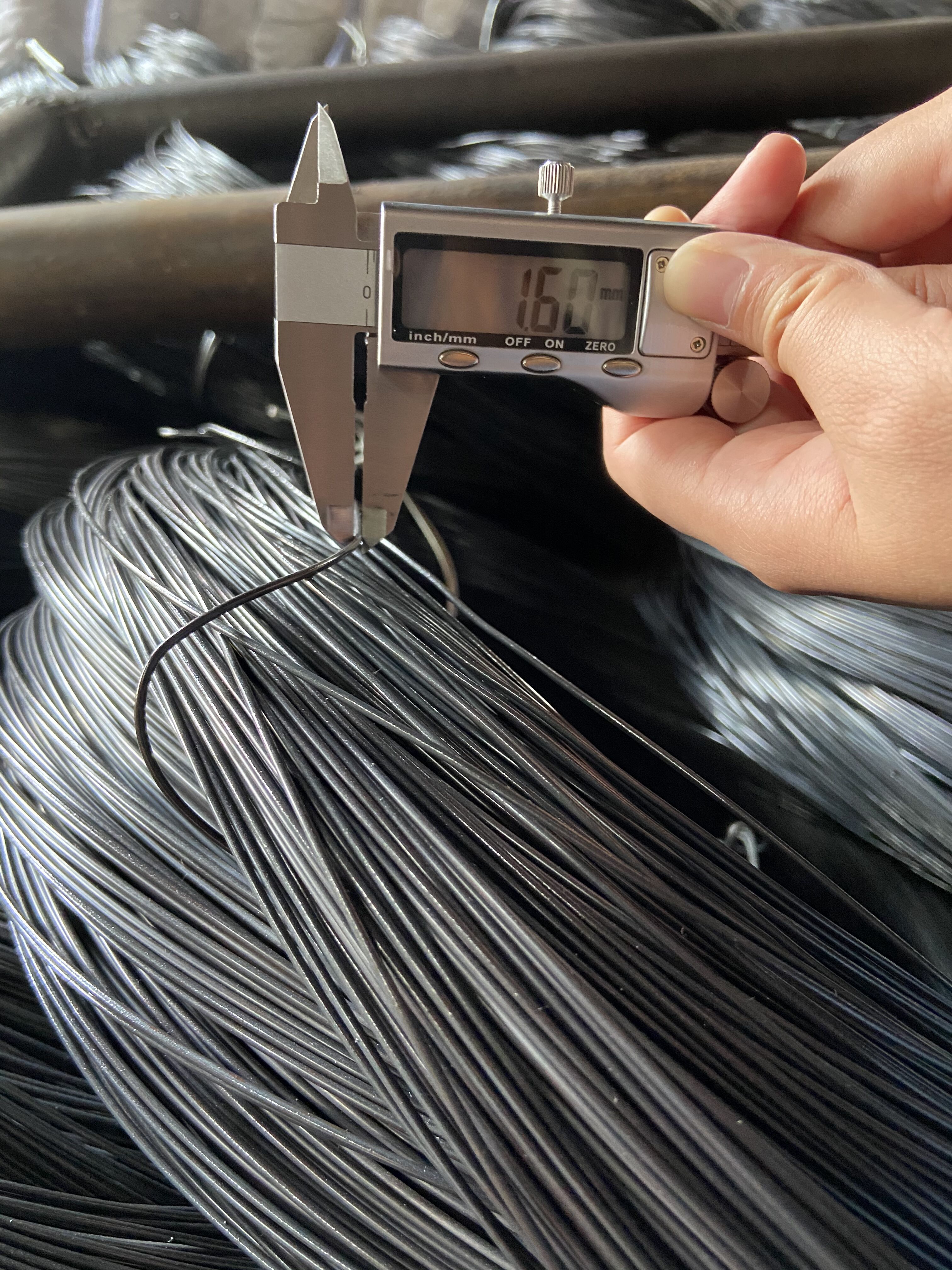 Svart ståltråd: Flexibel och elastisk metallfästningslösning
