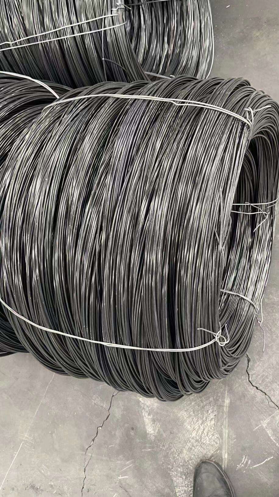 Svart ståltråd: Flexibel och elastisk metallfästningslösning