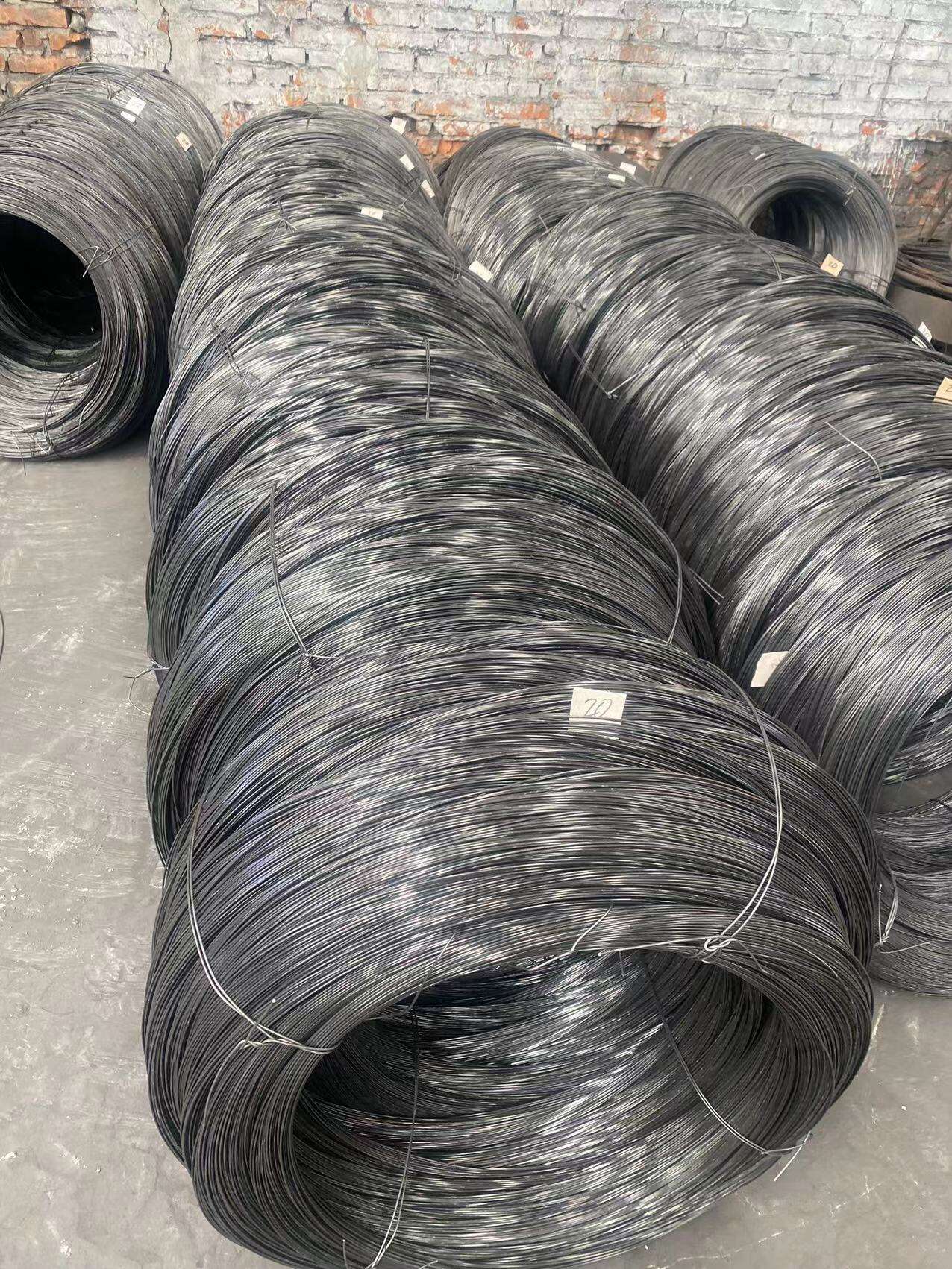 Svart ståltråd: Flexibel och elastisk metallfästningslösning