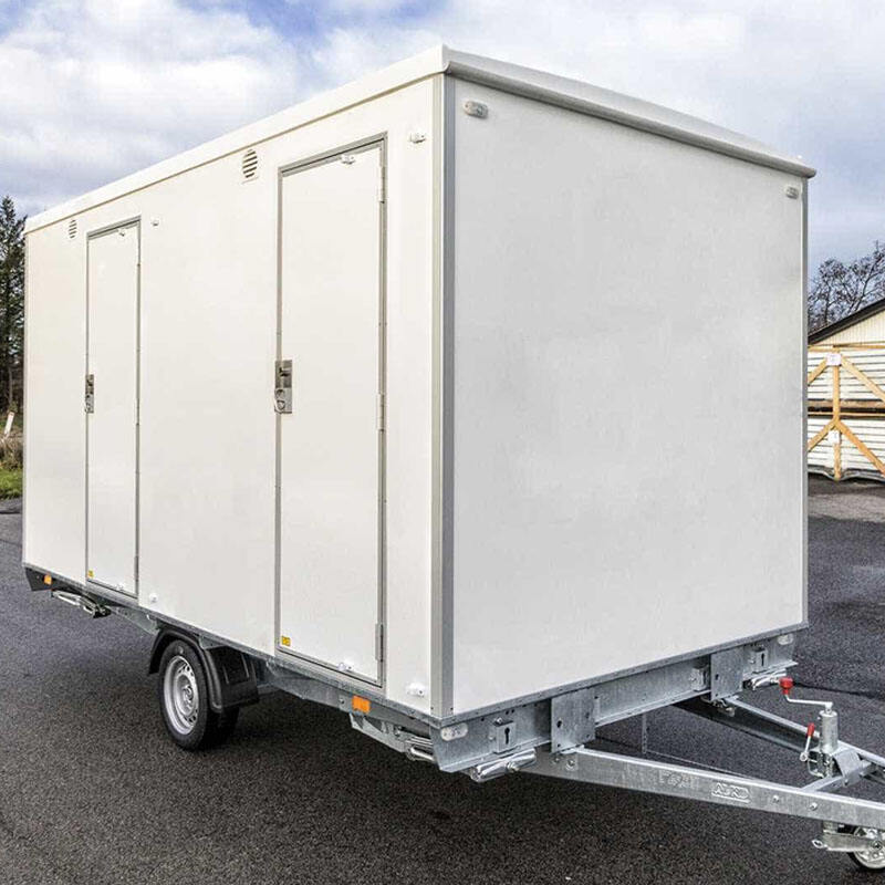 15 ft 4 cabines Trailers de toilettes temporaires Hautes performances Solutions d'évacuation à vendre