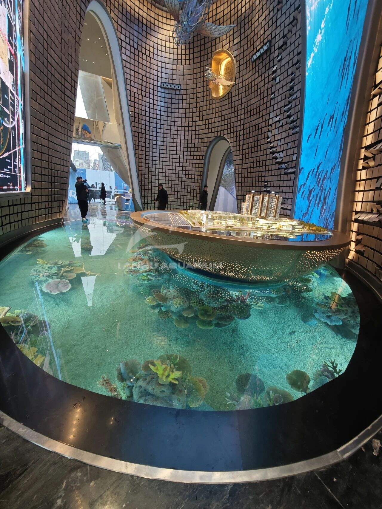 [Shanghai Lanhu Aquarium Engineering Project] modtager over 10 million visninger online! Flytning af akvariet under lobbyen, akvariet i akrylglas ankommer til højdepunktet af eksklusive!