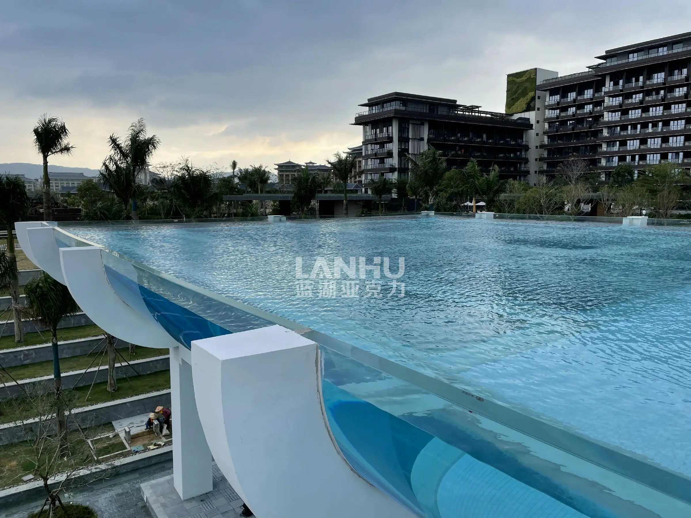 The charm and advantages of acrylic swimming pools