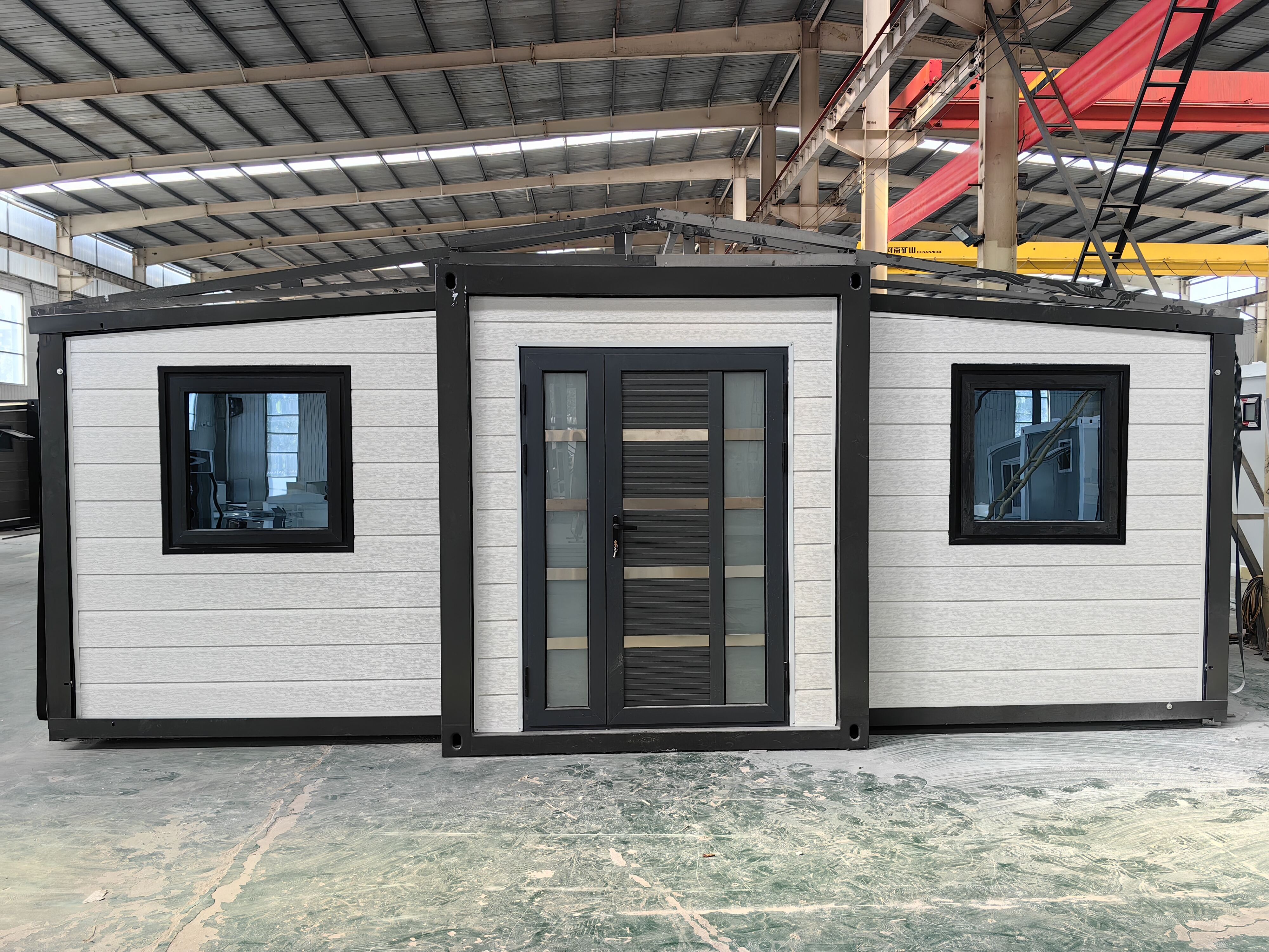 How to choose different material doors of expandable house