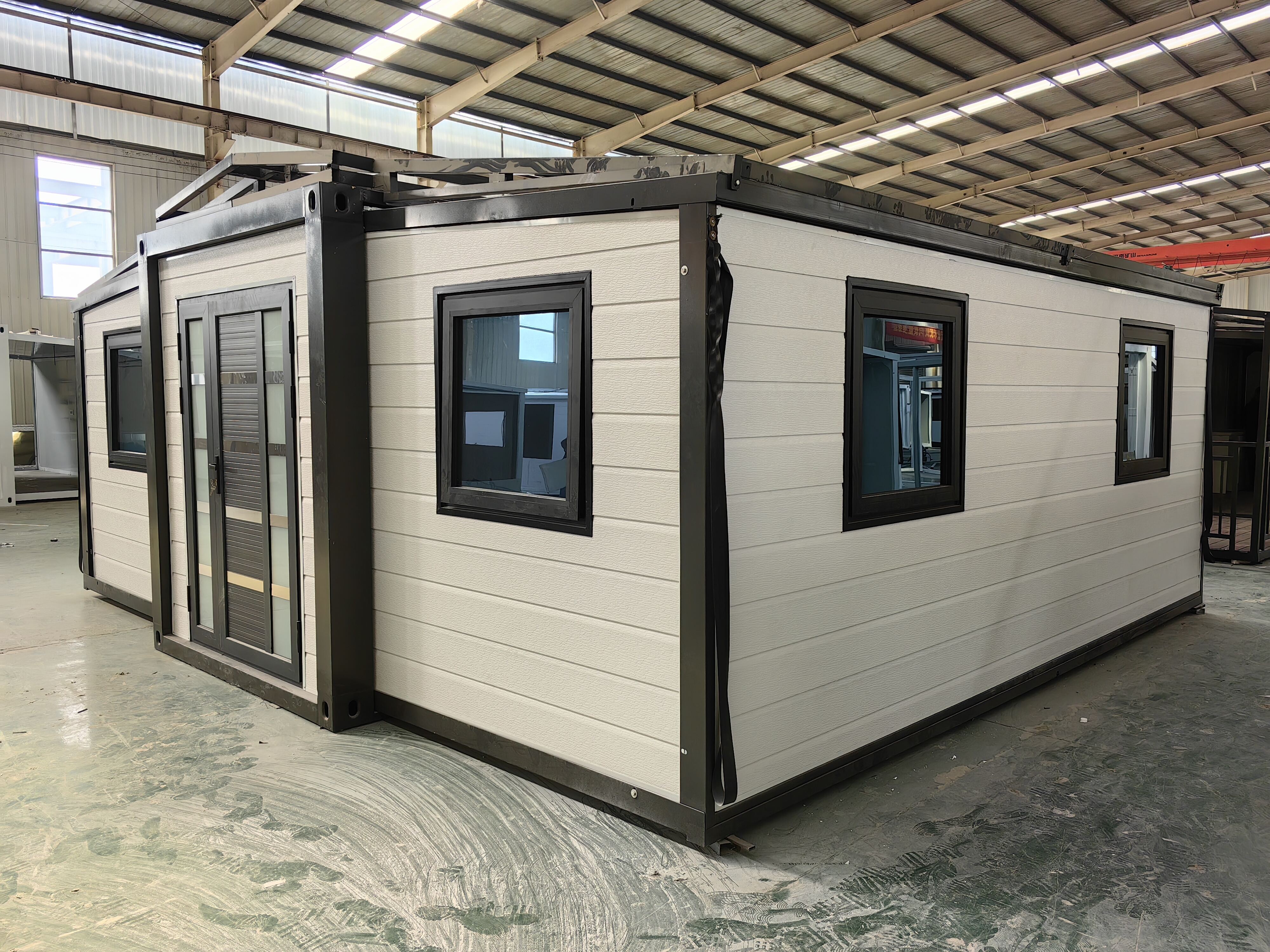 How to choose different material windows of expandable house