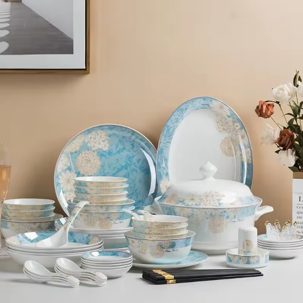 What makes bone china dinnerware so popular for luxury dining?