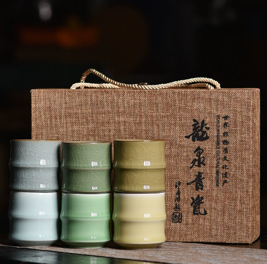 What features of high-white porcelain tea bowls enhance tasting?