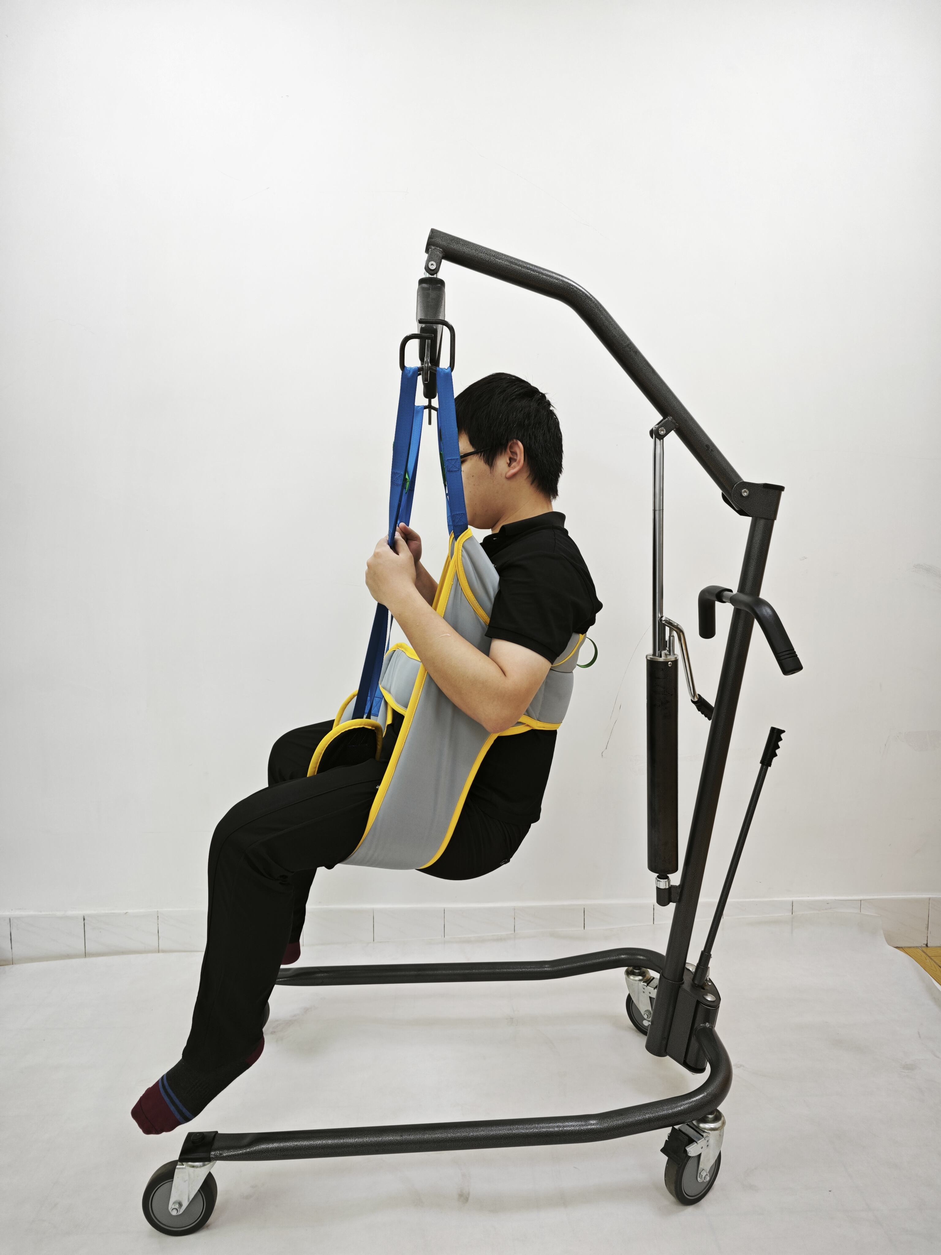 Les sangles de toilette peuvent-elles être utilisées avec la plupart des modèles de lève-personnes ?