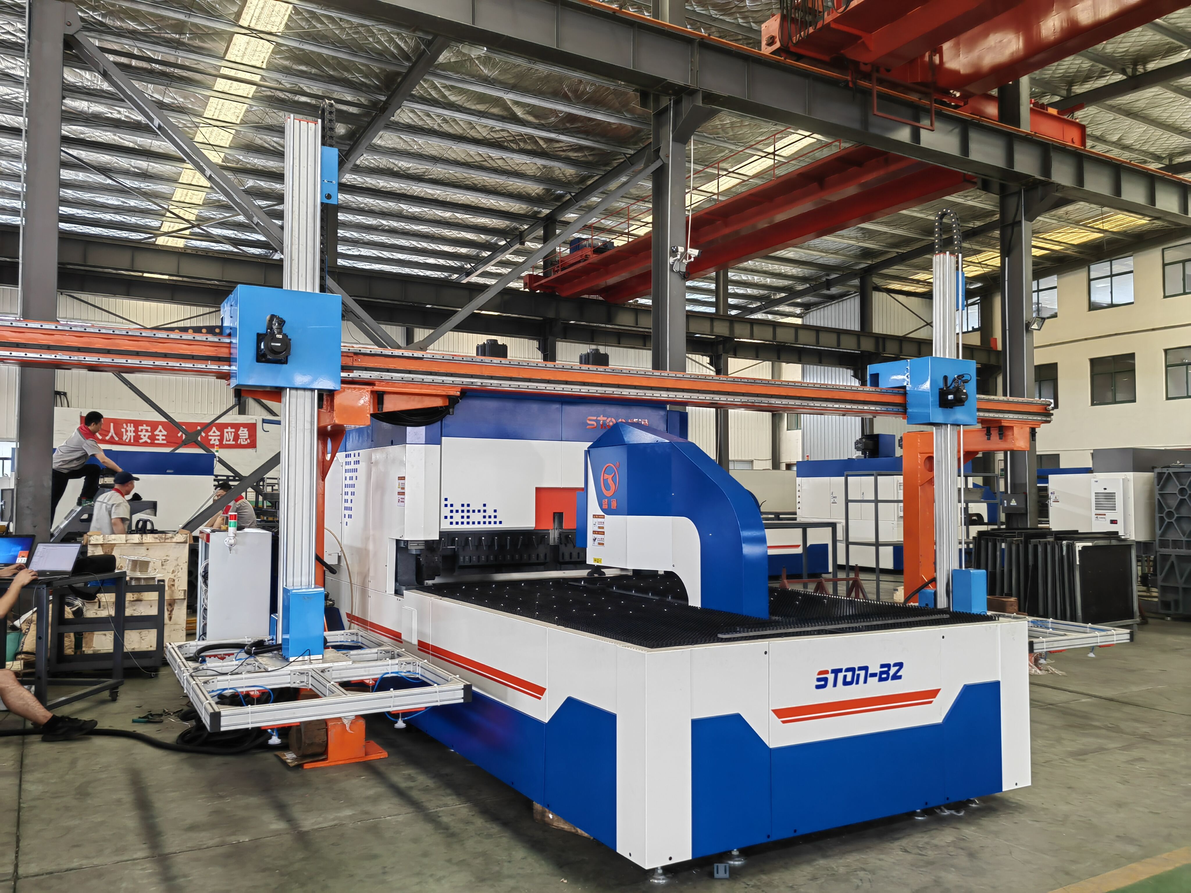 Customized 2.5m intelligent flexible bending center with automated loading and unloading system for trusses 