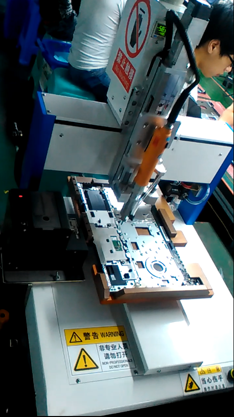 Laptop automatic locking screw machine